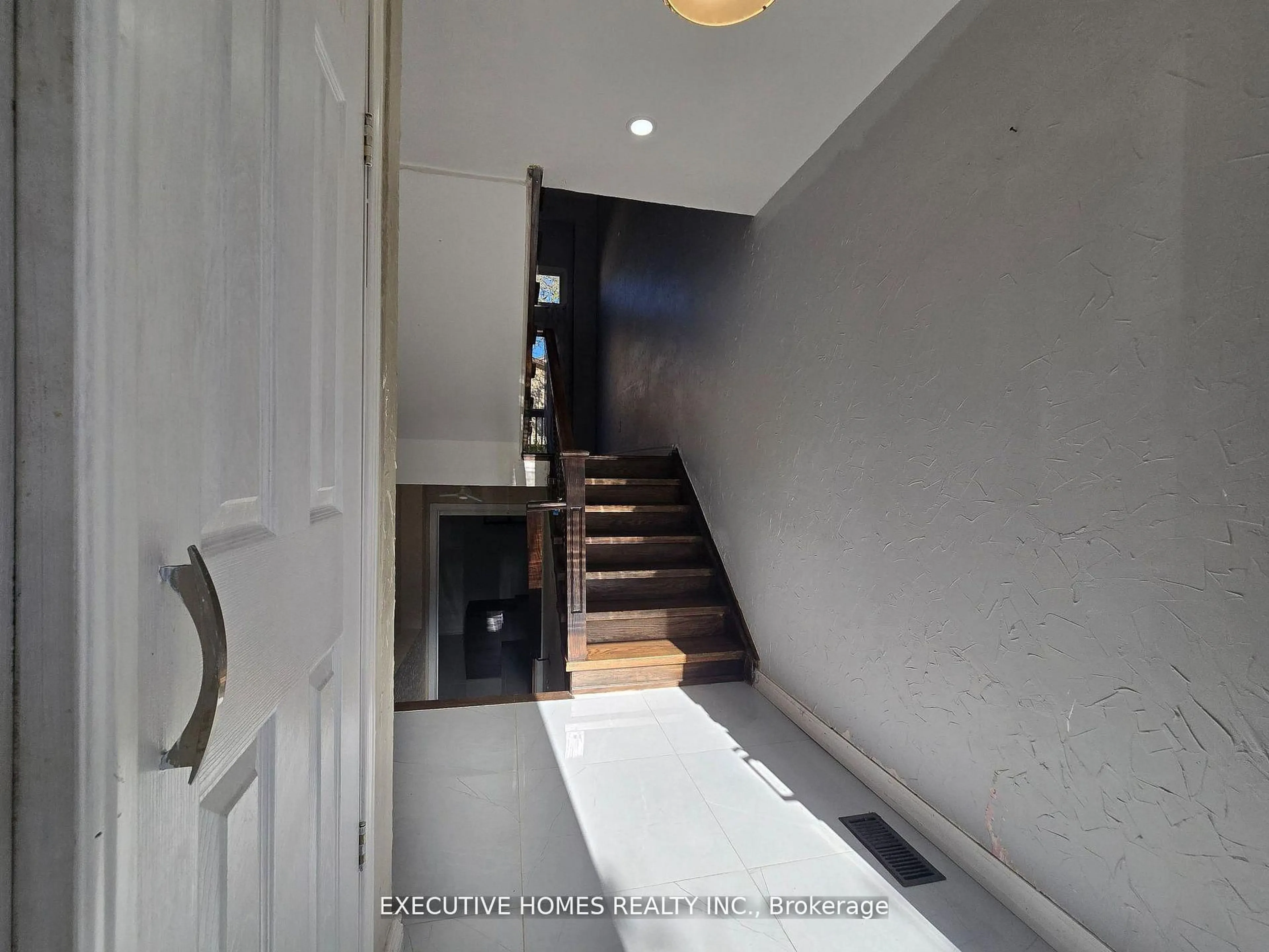 Indoor foyer for 61 Collins Cres, Brampton Ontario L6V 3N1