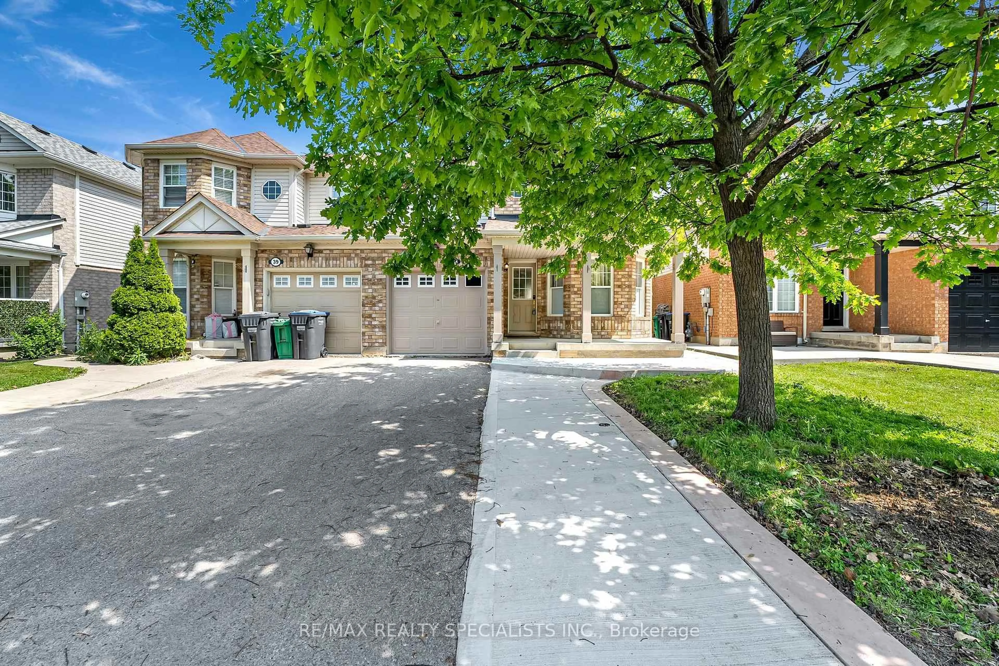 A pic from outside/outdoor area/front of a property/back of a property/a pic from drone, street for 37 JESSOP Dr, Brampton Ontario L7A 3M8