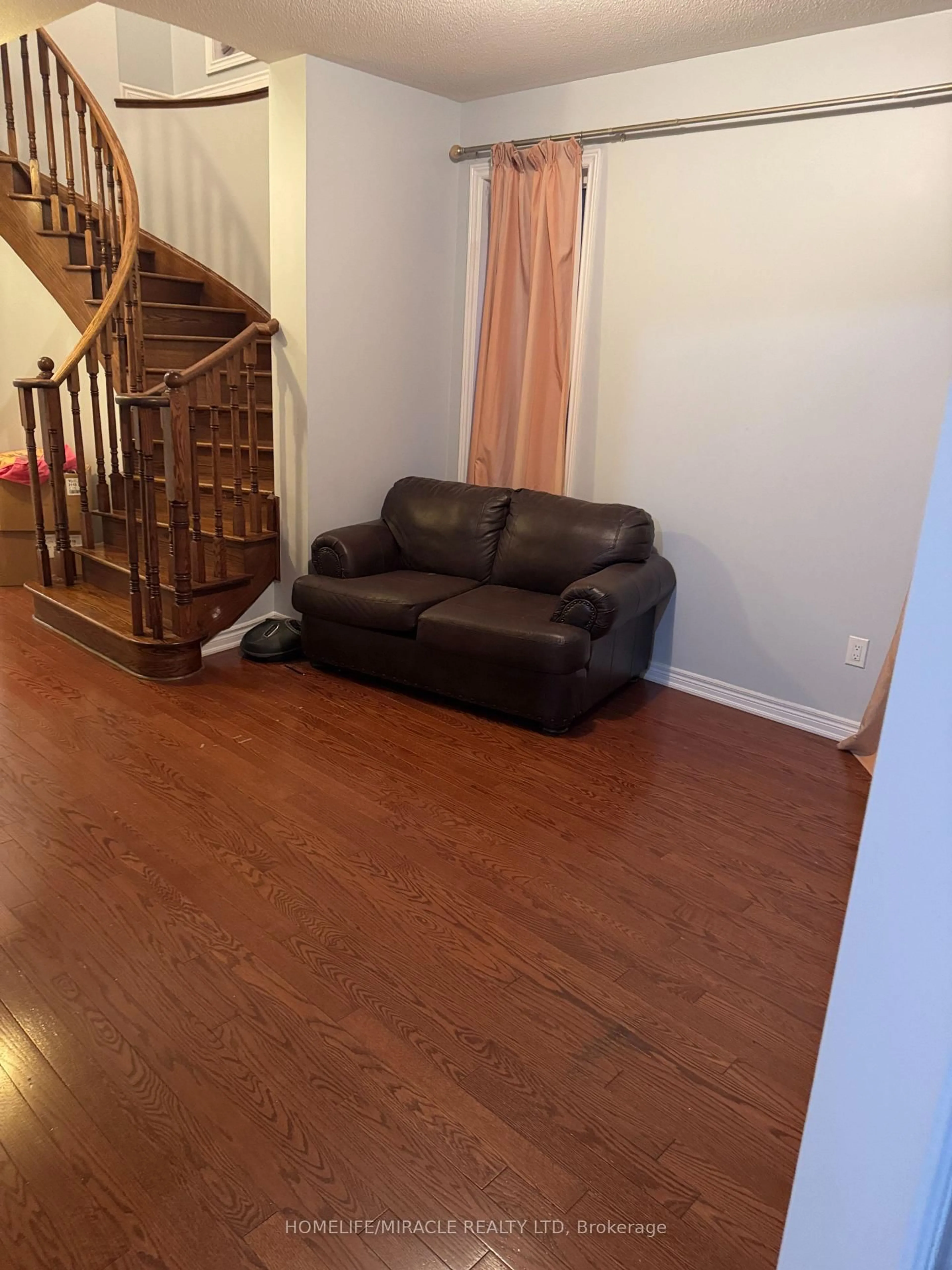A pic of a room for 2251 Kwinter Rd, Oakville Ontario L6M 0H2