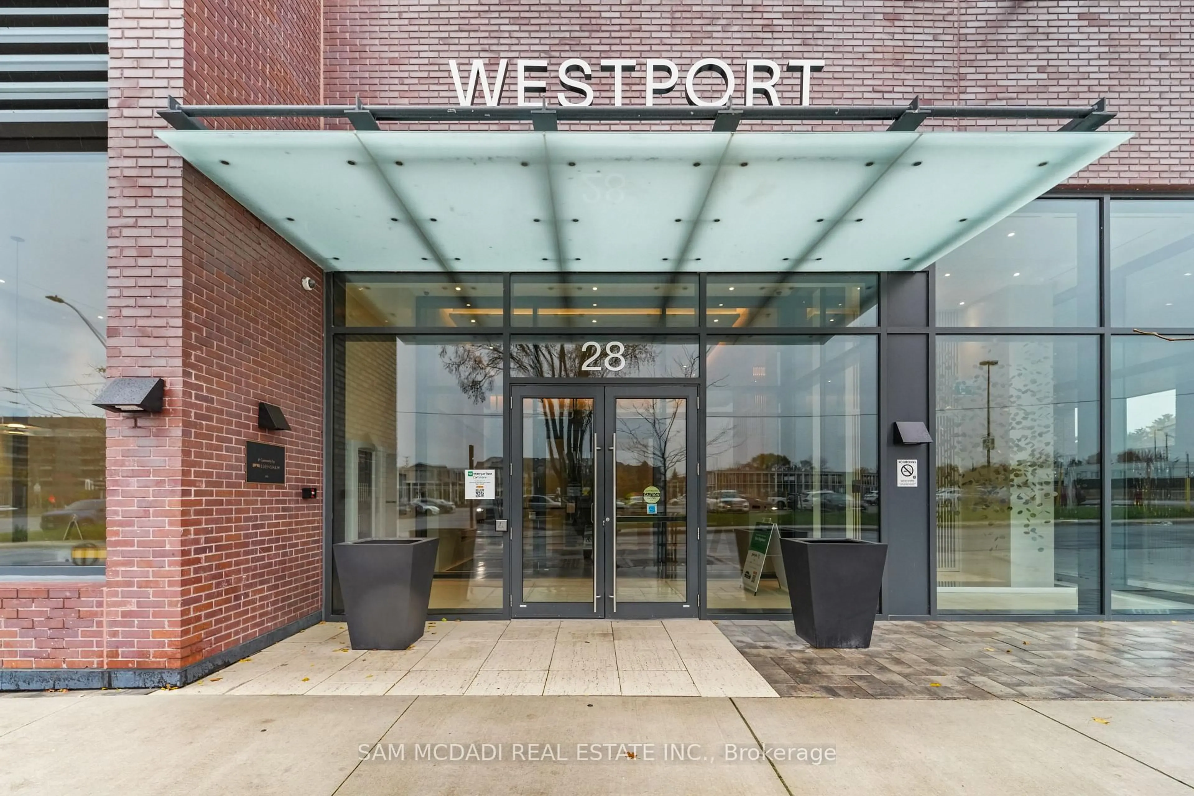 Indoor foyer for 28 Ann St #813, Mississauga Ontario L5G 0E1