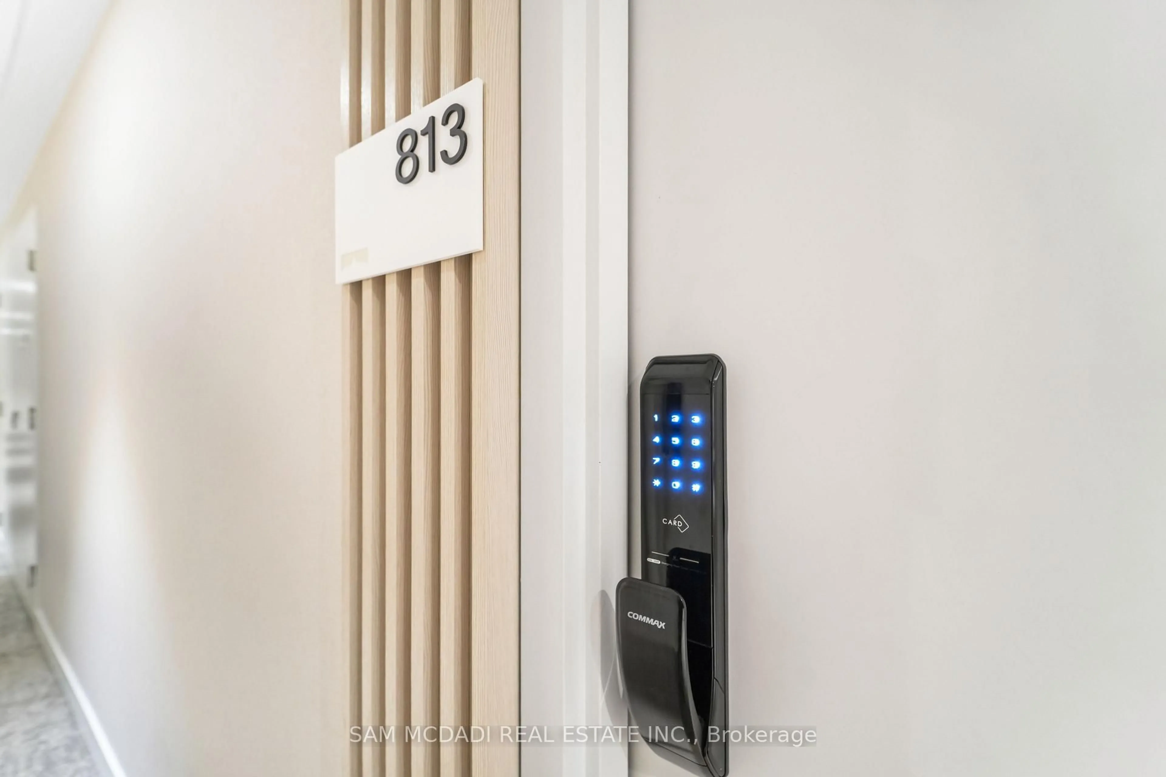 Indoor entryway for 28 Ann St #813, Mississauga Ontario L5G 0E1