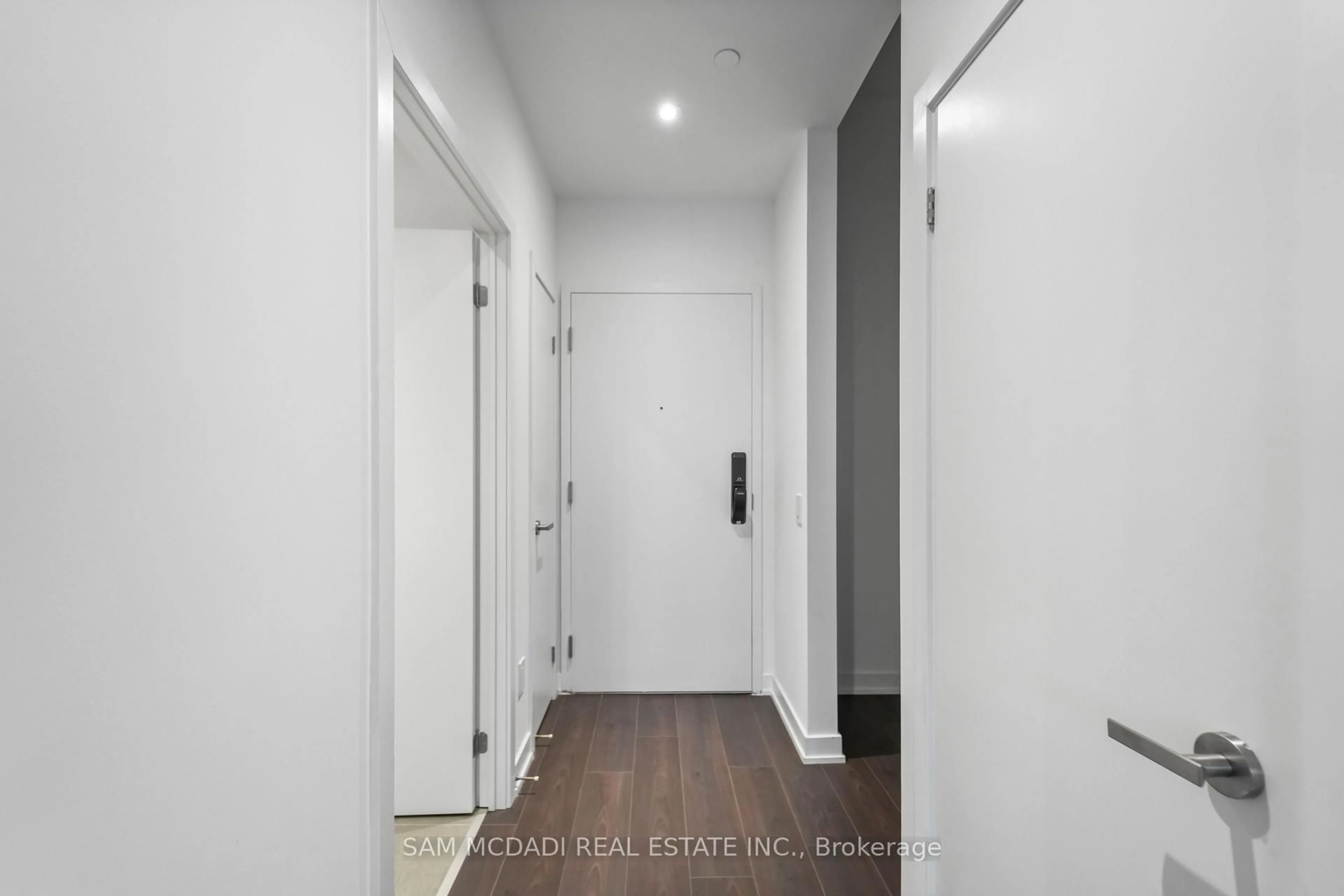 Indoor entryway for 28 Ann St #813, Mississauga Ontario L5G 0E1