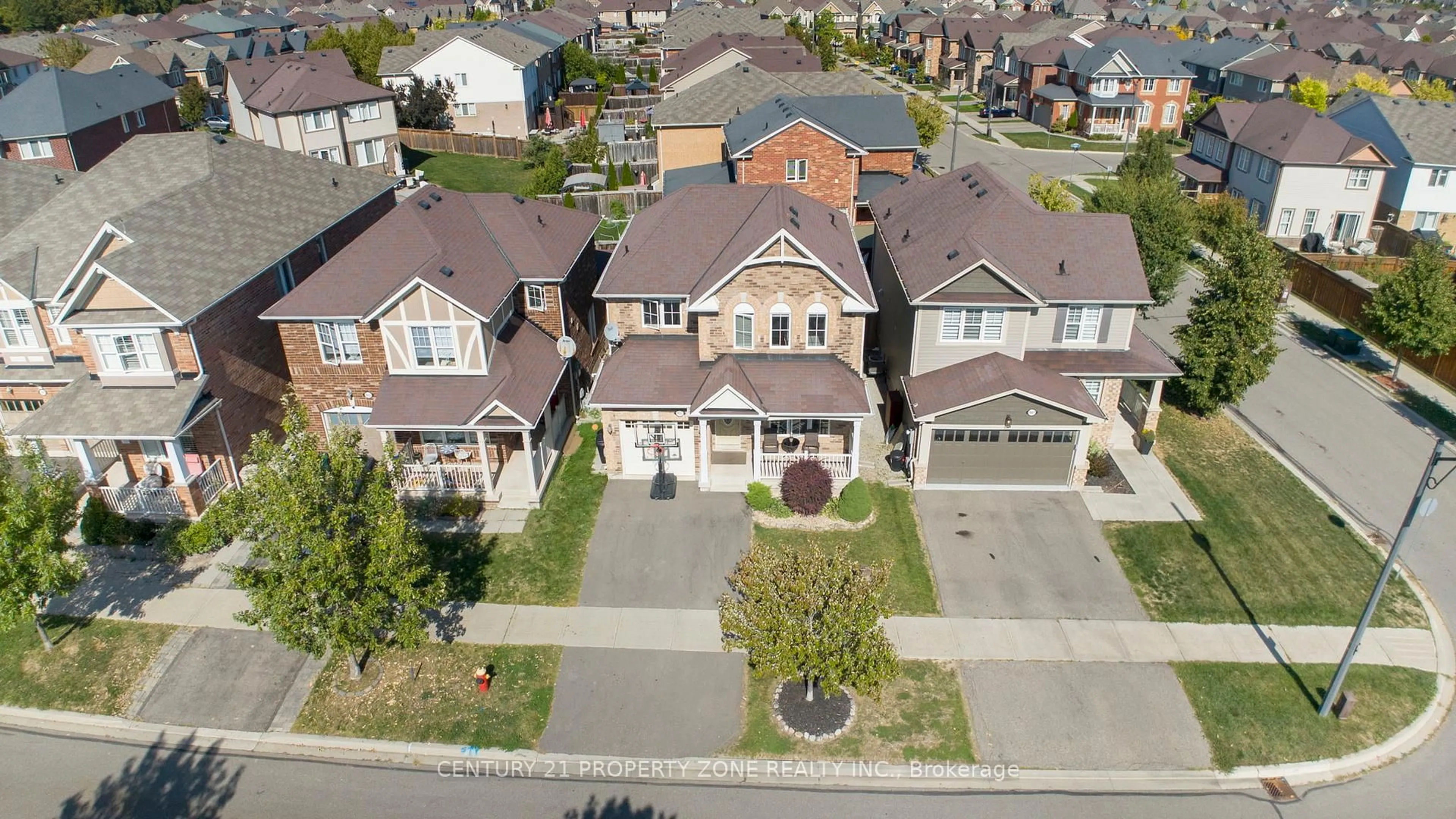A pic from outside/outdoor area/front of a property/back of a property/a pic from drone, street for 937 Dice Way, Milton Ontario L9T 8C9