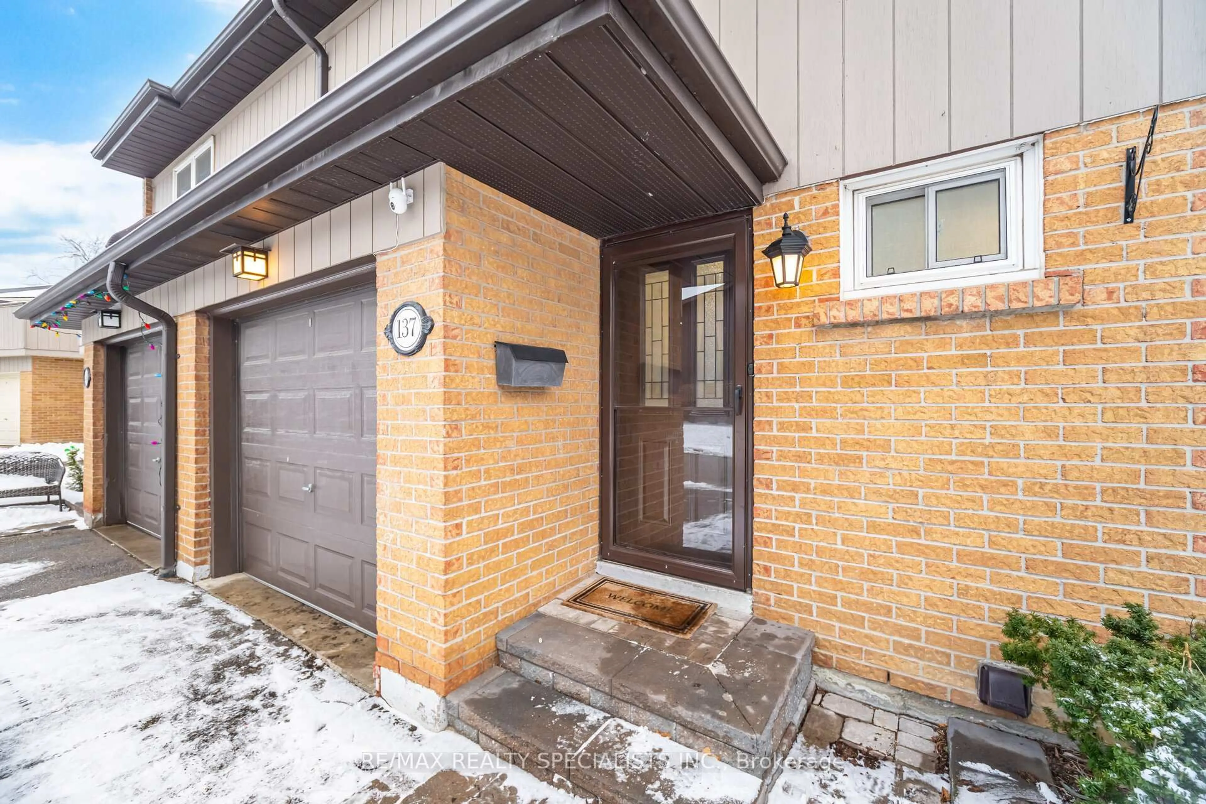 Indoor entryway for 1951 Rathburn Rd #137, Mississauga Ontario L4W 2N9