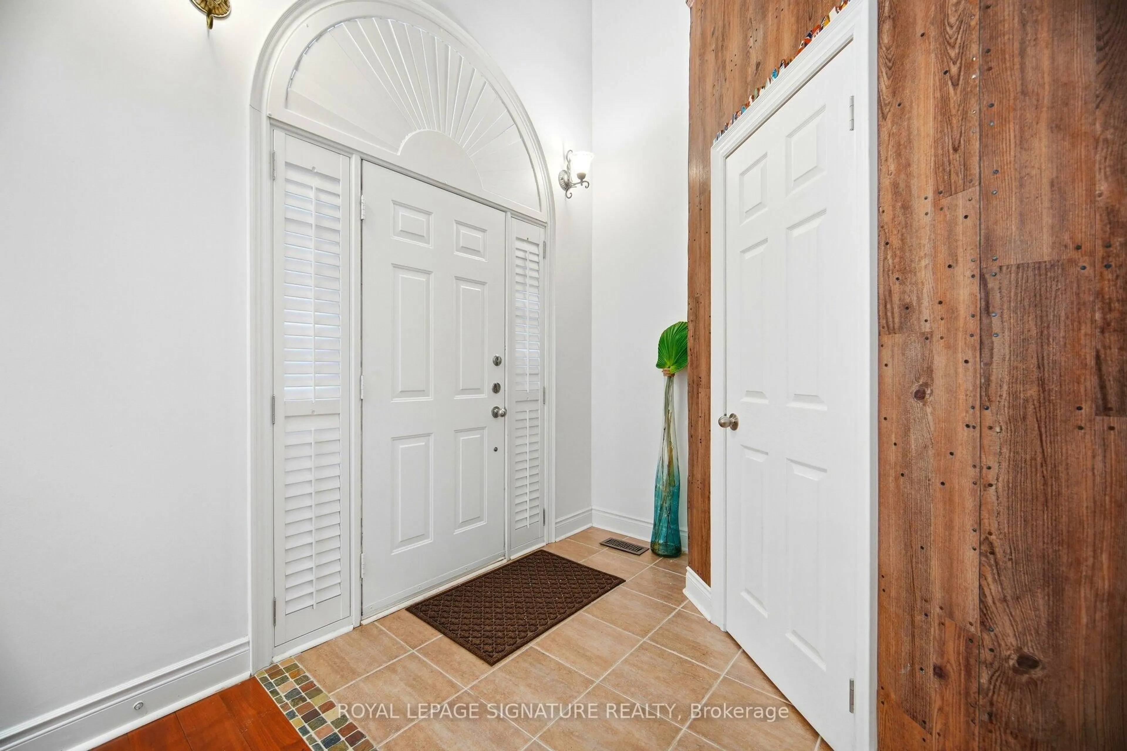 Indoor entryway for 1592 Hallstone Rd, Brampton Ontario L6Y 5K8