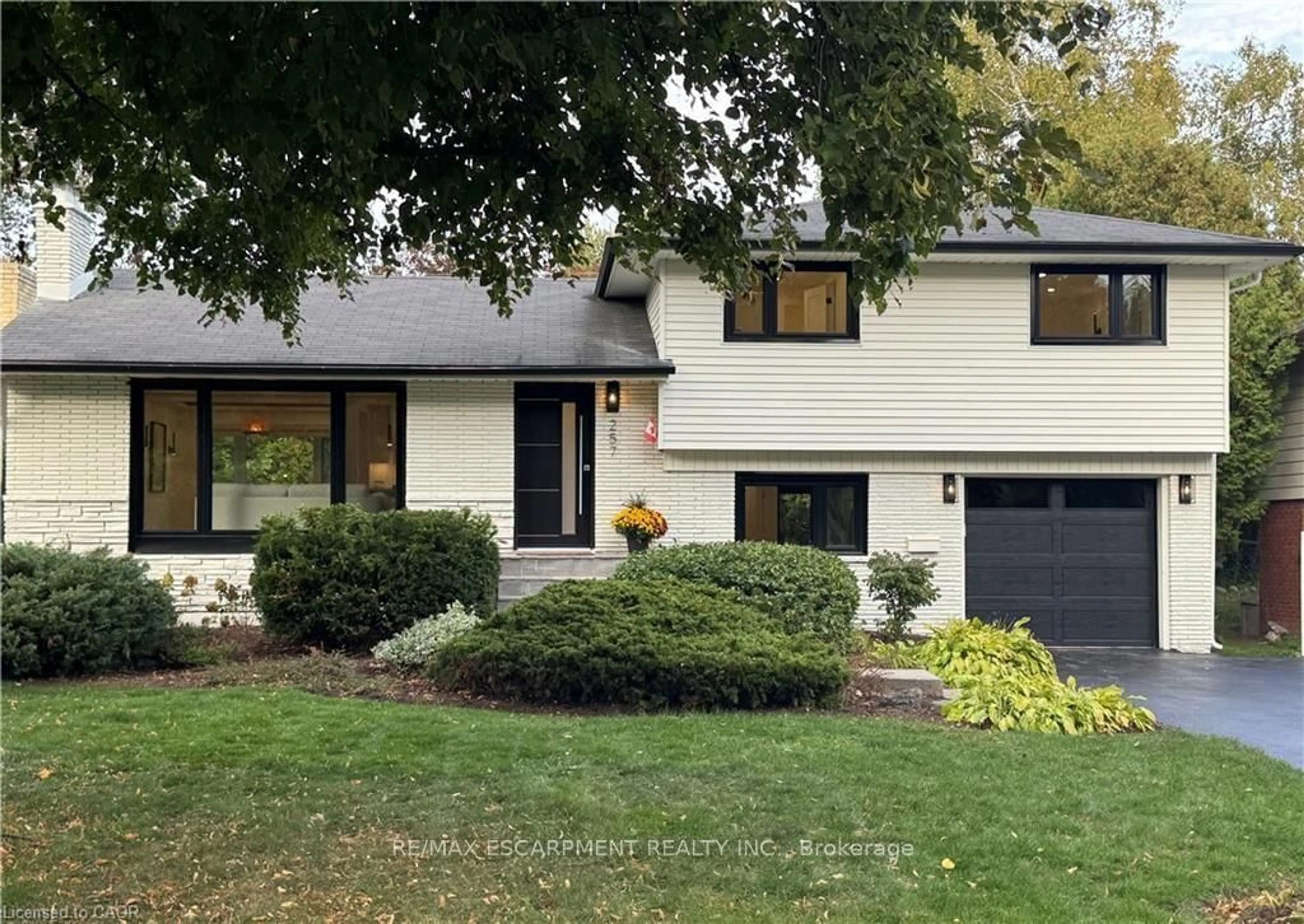 Home with vinyl exterior material, street for 257 STRATHCONA Dr, Burlington Ontario L7L 2C9