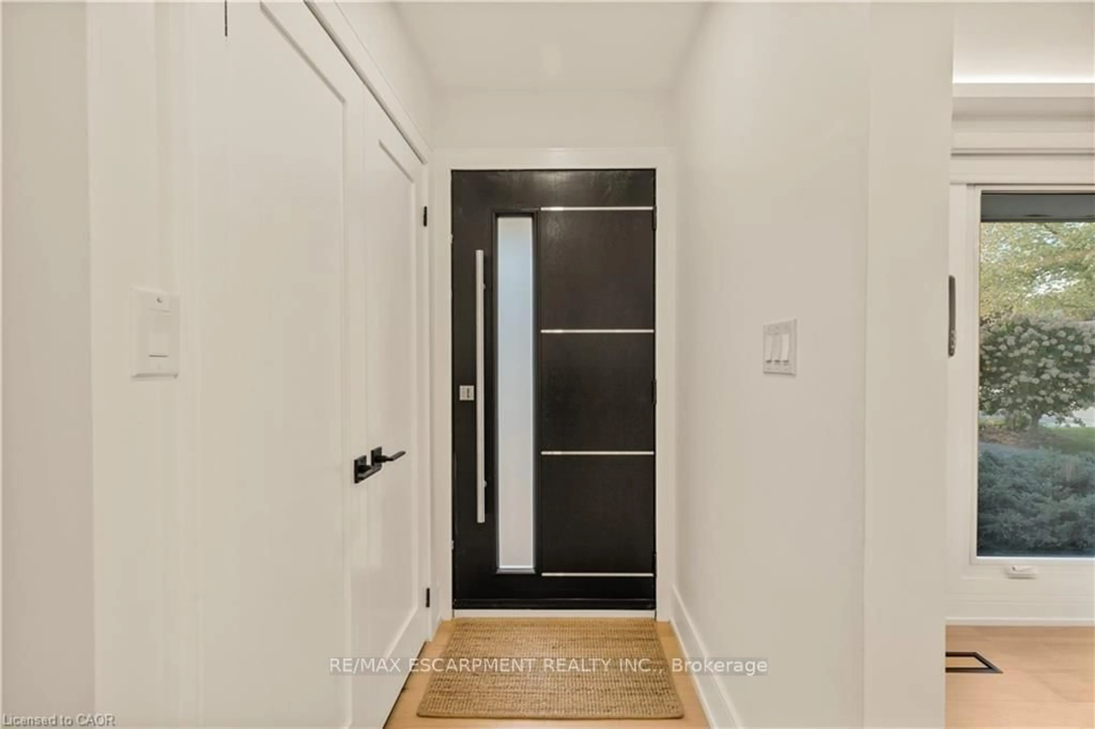 Indoor entryway for 257 STRATHCONA Dr, Burlington Ontario L7L 2C9