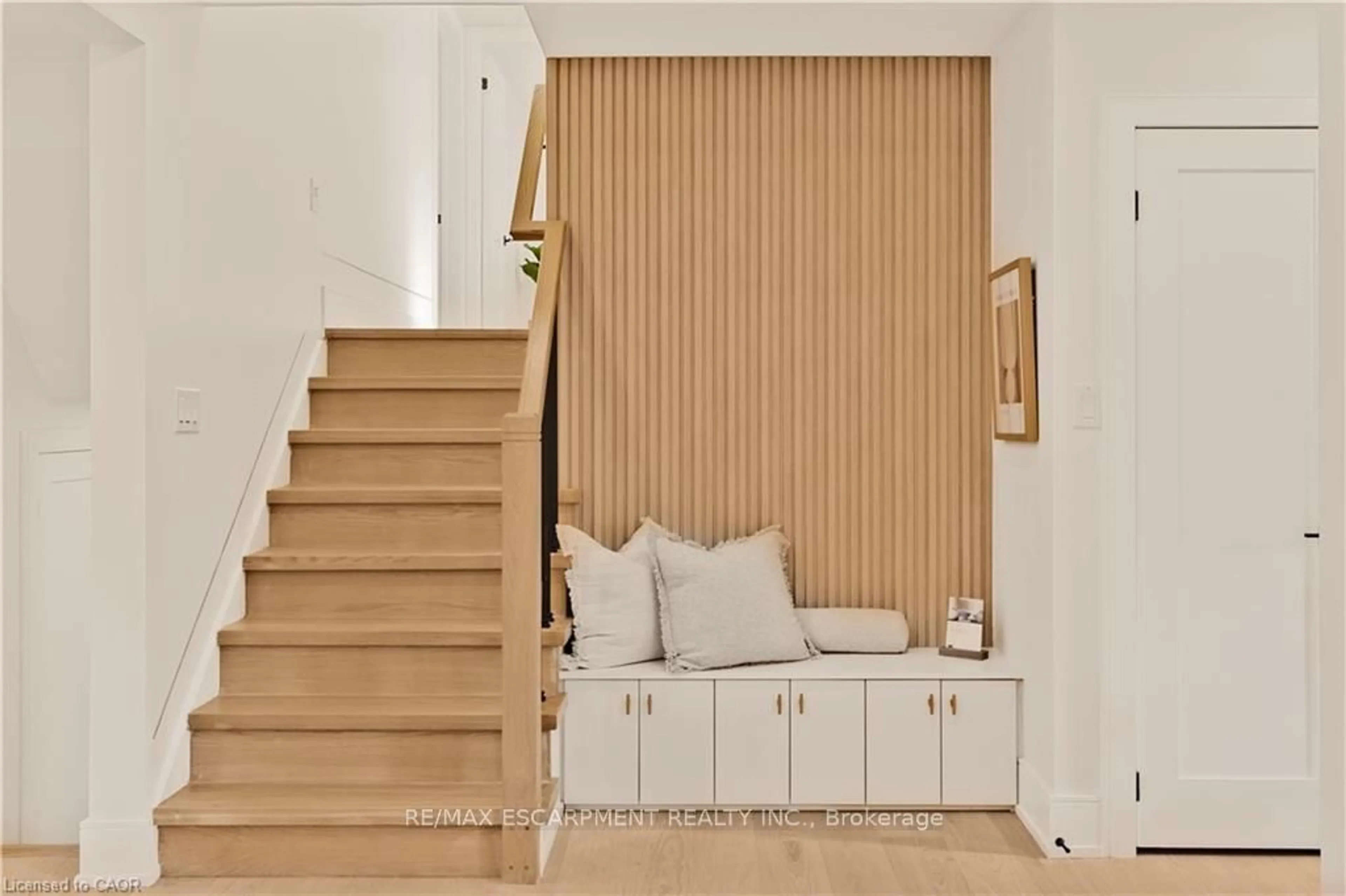 Indoor entryway for 257 STRATHCONA Dr, Burlington Ontario L7L 2C9