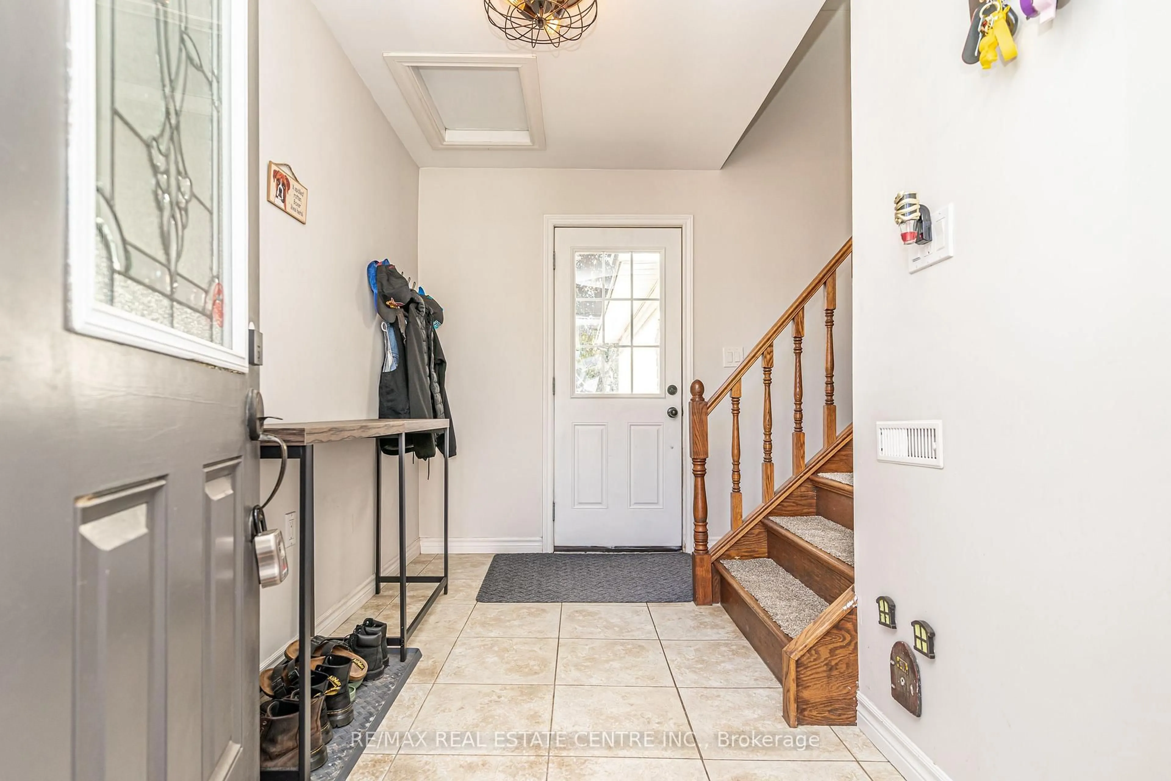 Indoor entryway for 95 Avonmore Cres, Orangeville Ontario L9W 3C2