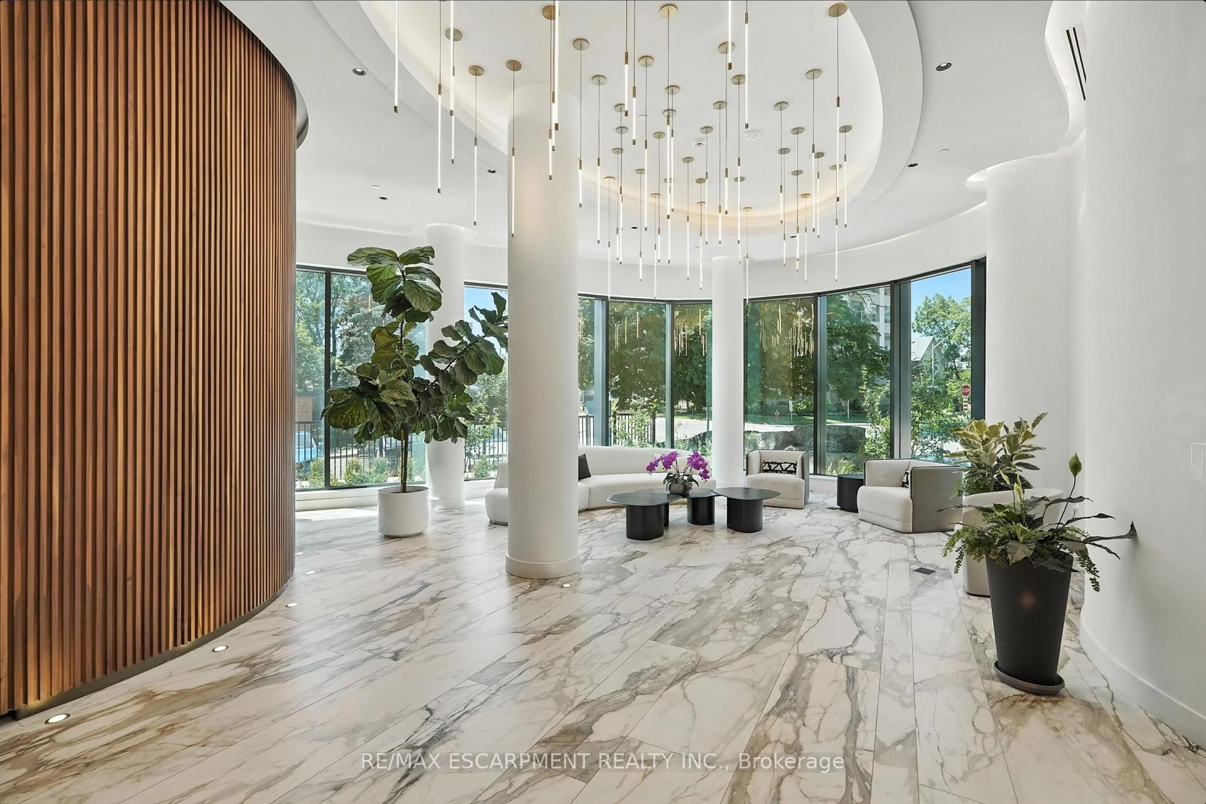 Indoor foyer for 55 Port St #102, Mississauga Ontario L5A 4P3