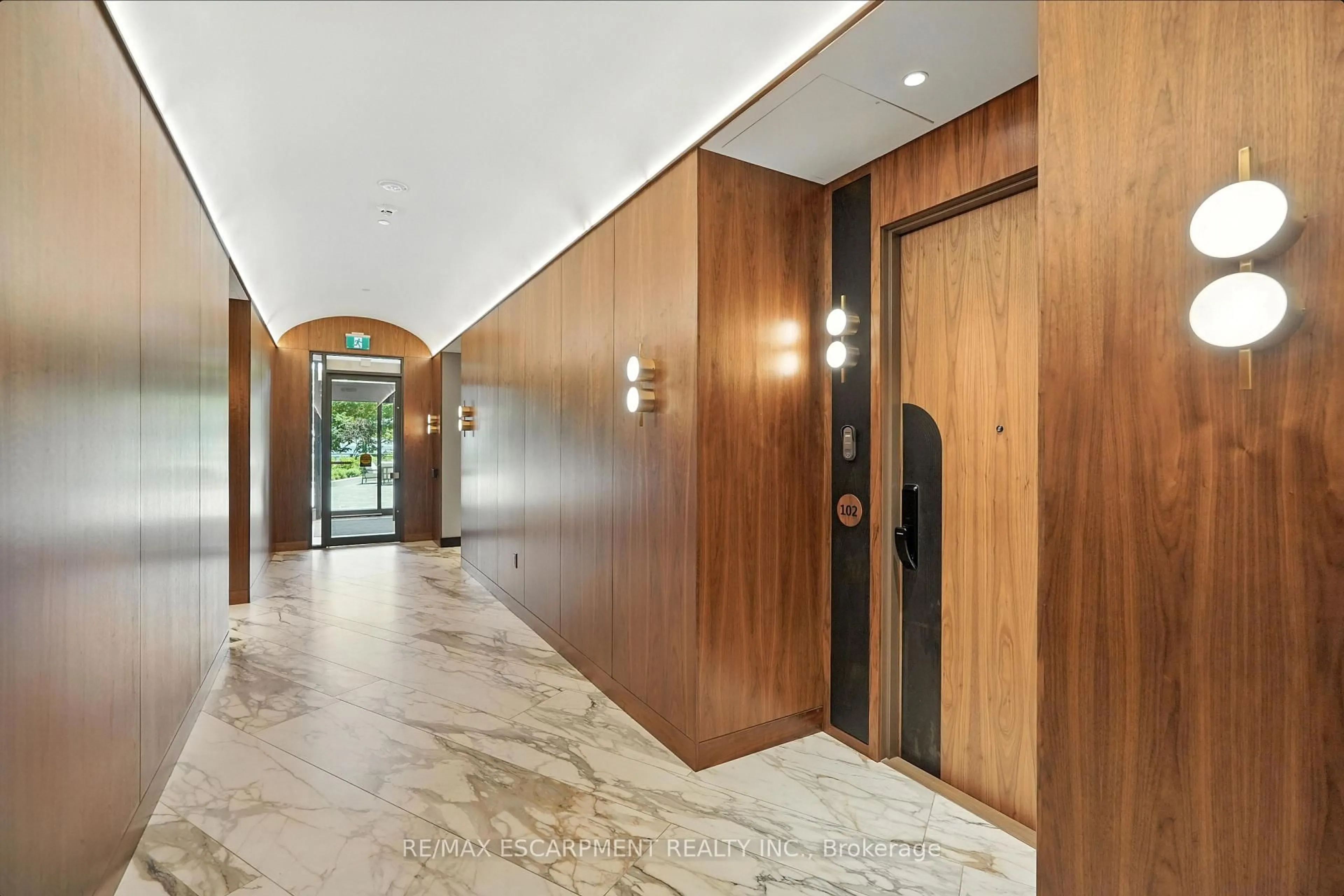 Indoor foyer for 55 Port St #102, Mississauga Ontario L5A 4P3