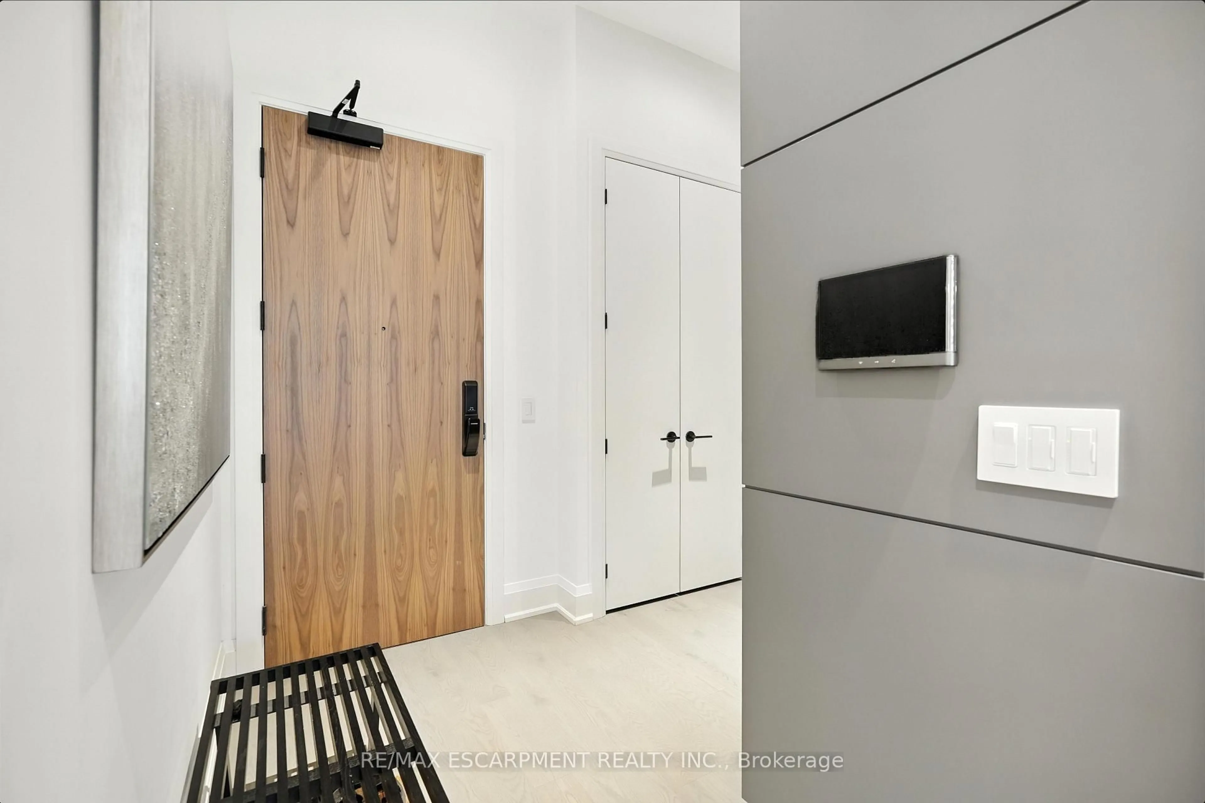 Indoor entryway for 55 Port St #102, Mississauga Ontario L5A 4P3