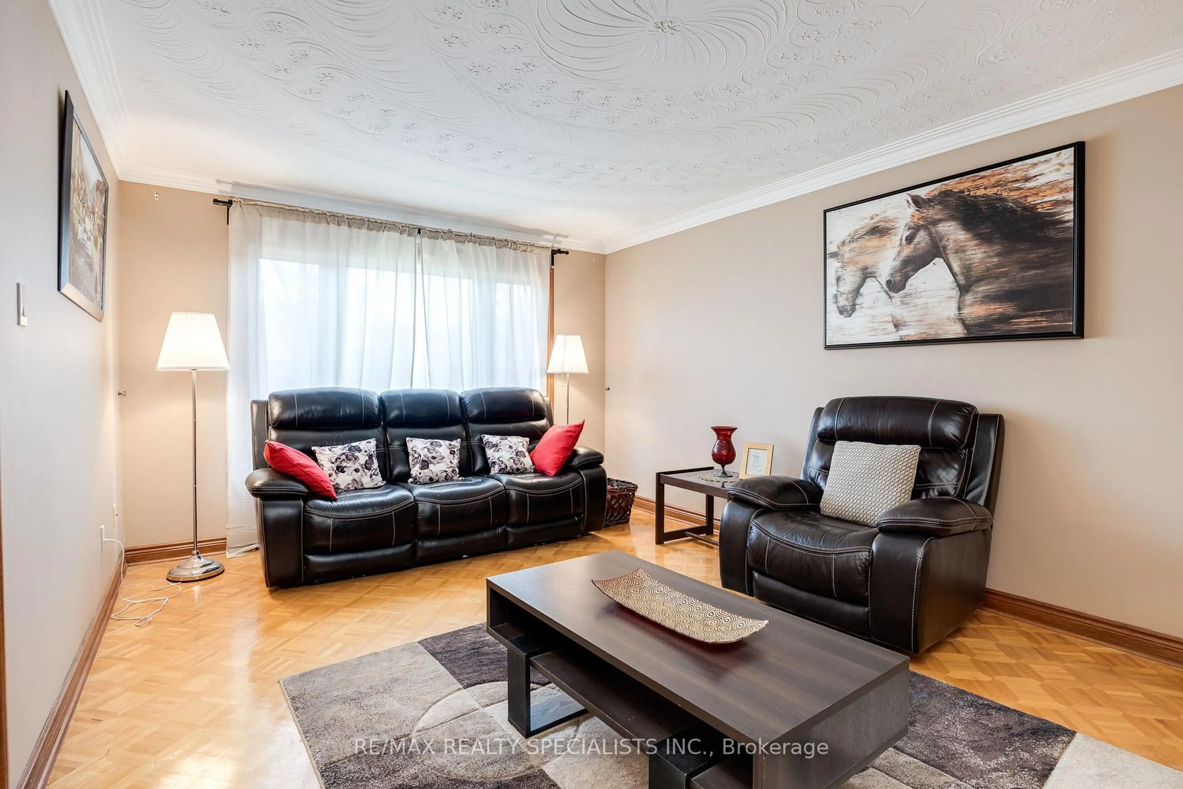 Living room with furniture, wood/laminate floor for 1445 Brentano Blvd, Mississauga Ontario L4X 1A2