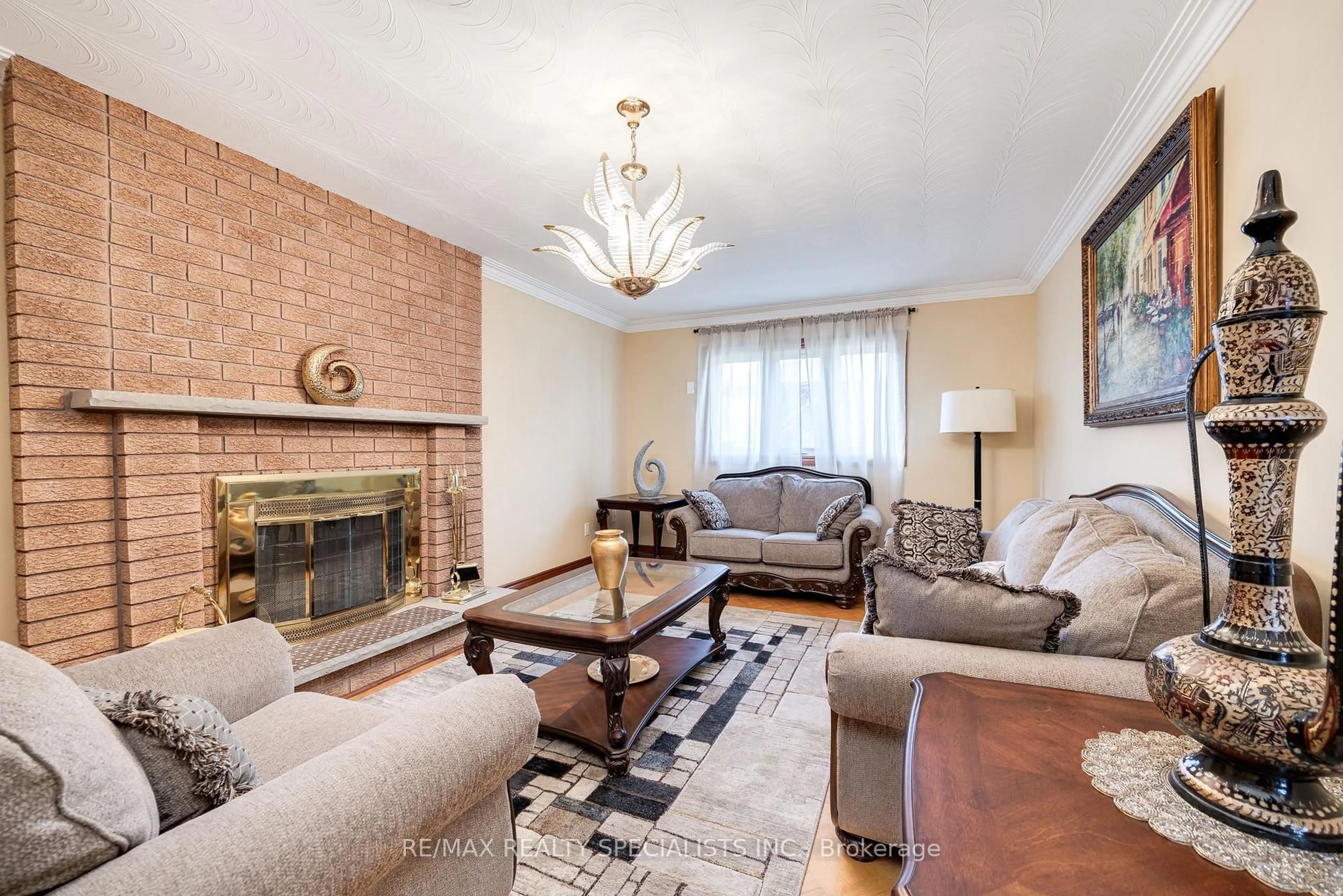 Living room with furniture, unknown for 1445 Brentano Blvd, Mississauga Ontario L4X 1A2