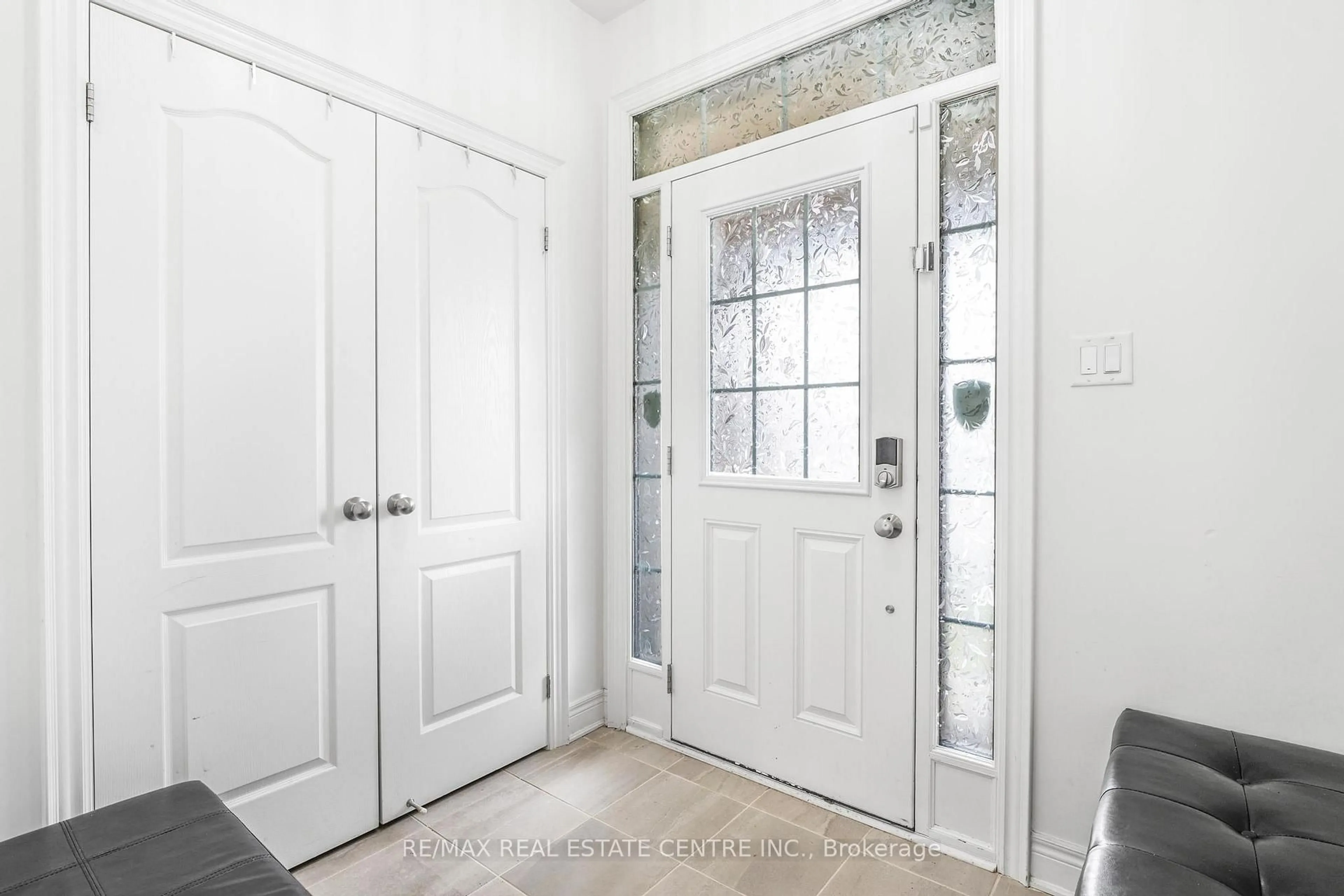Indoor entryway for 474 Sheaffe Pl, Milton Ontario L9E 1J9