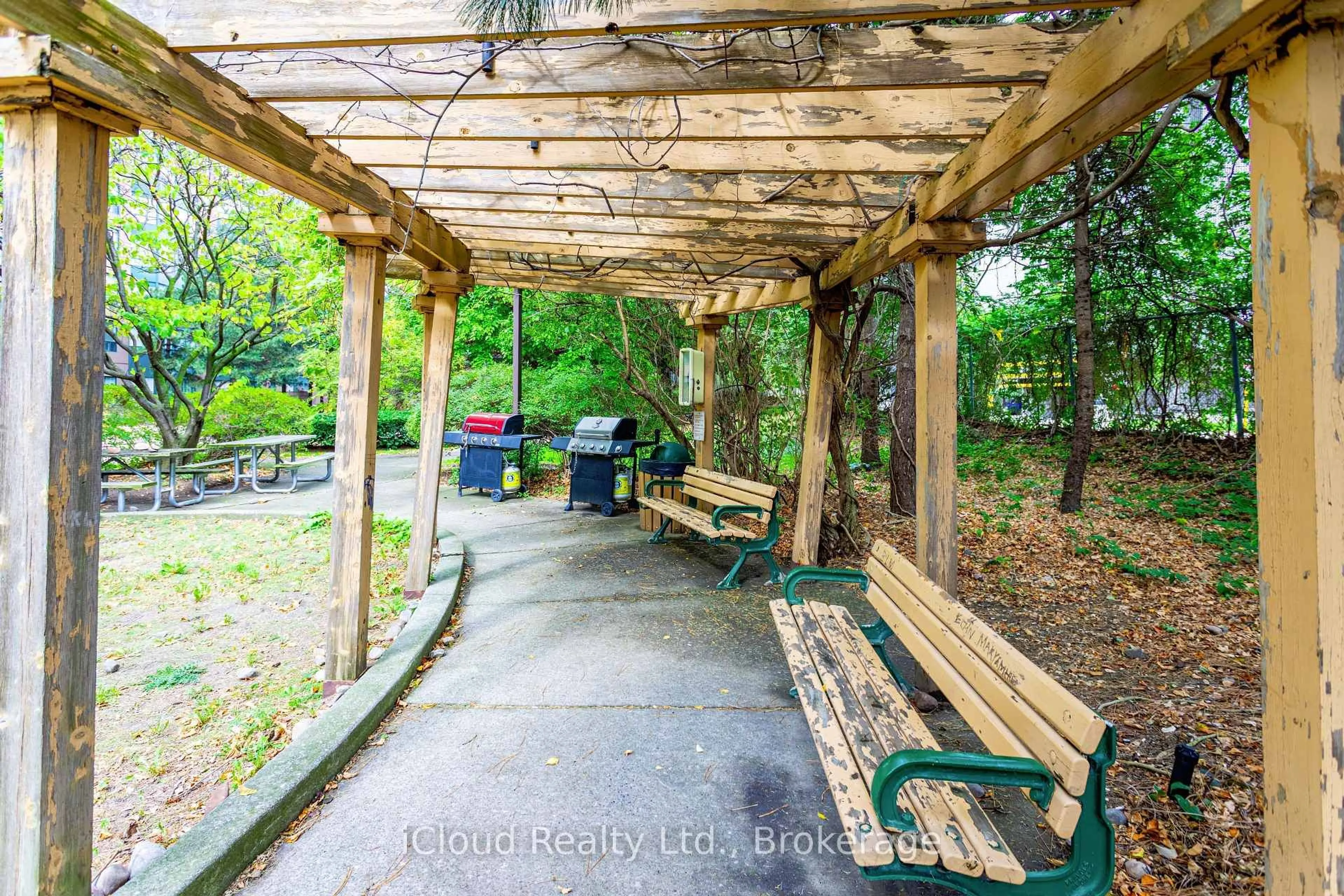 Patio, forest/trees view for 135 Hillcrest Ave #903, Mississauga Ontario L5B 4B1