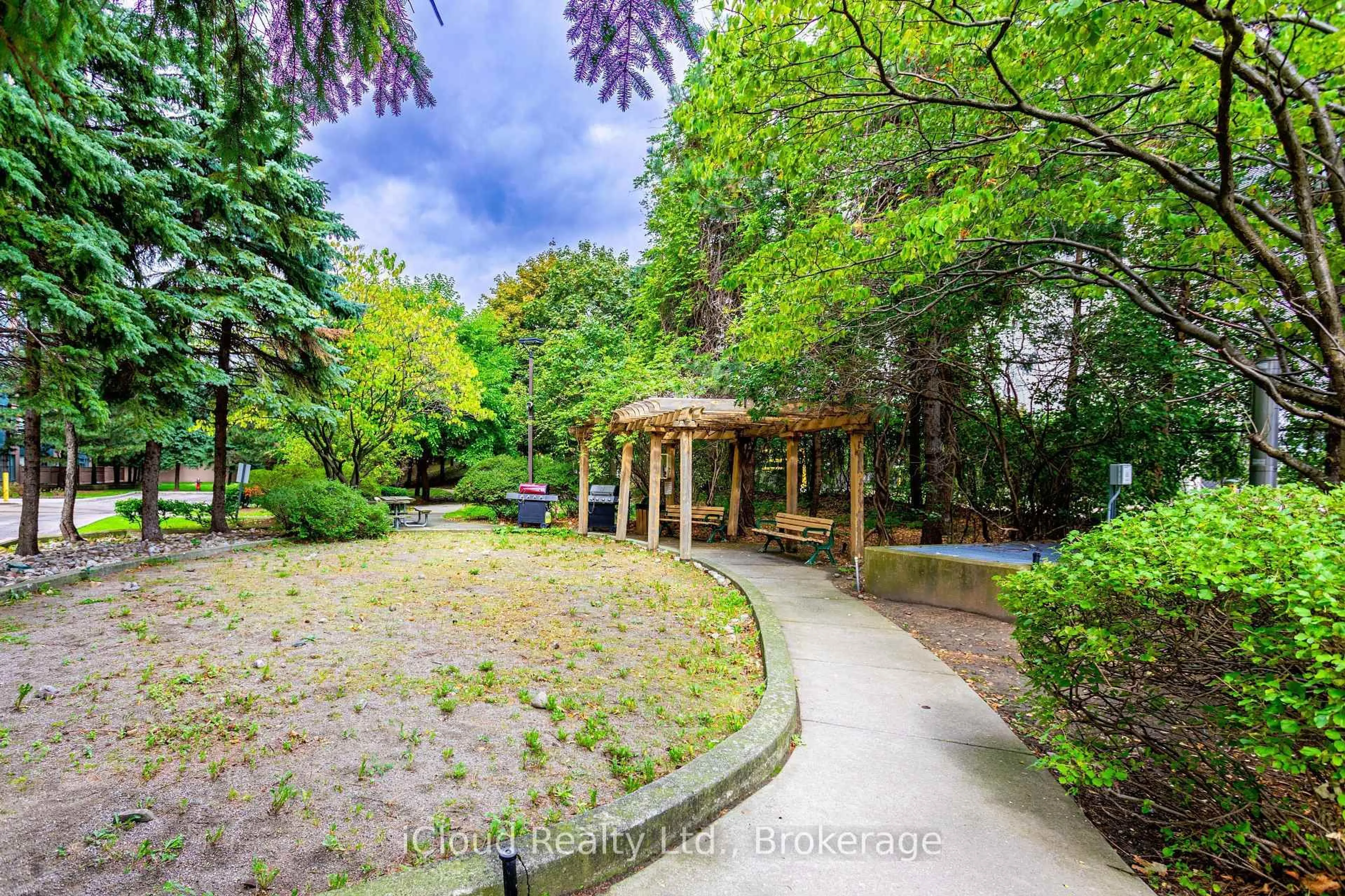 A pic from outside/outdoor area/front of a property/back of a property/a pic from drone, forest/trees view for 135 Hillcrest Ave #903, Mississauga Ontario L5B 4B1