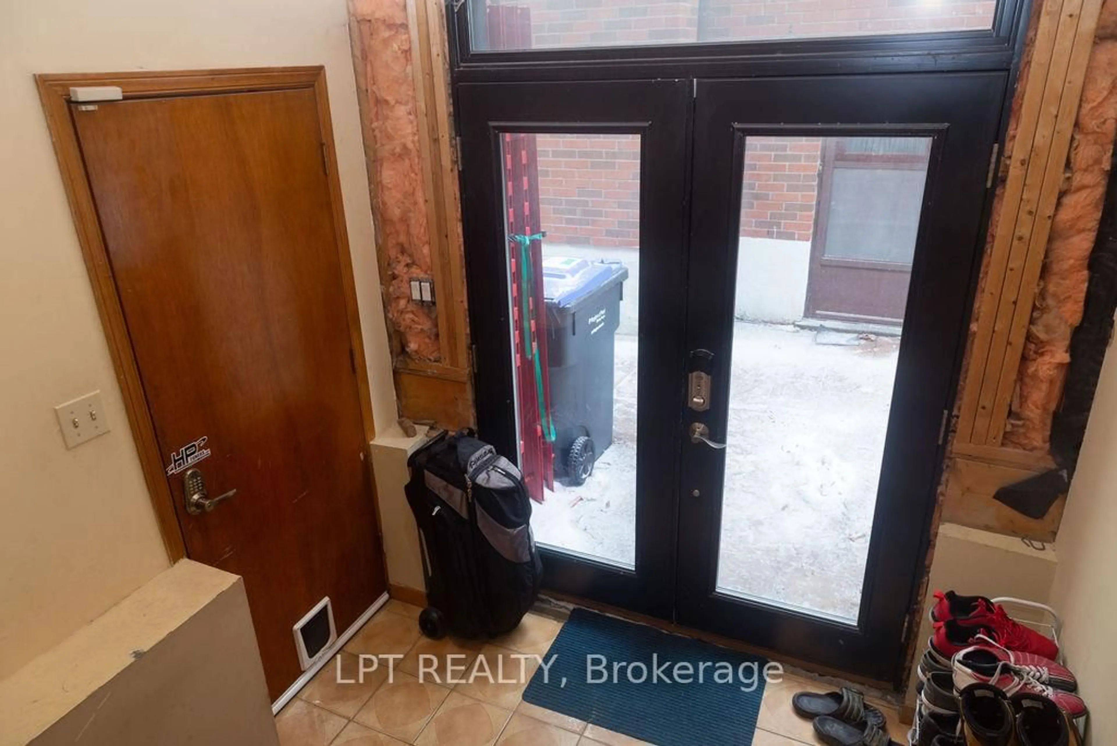 Indoor entryway for 3431 Dorcas St, Mississauga Ontario L4T 1M9