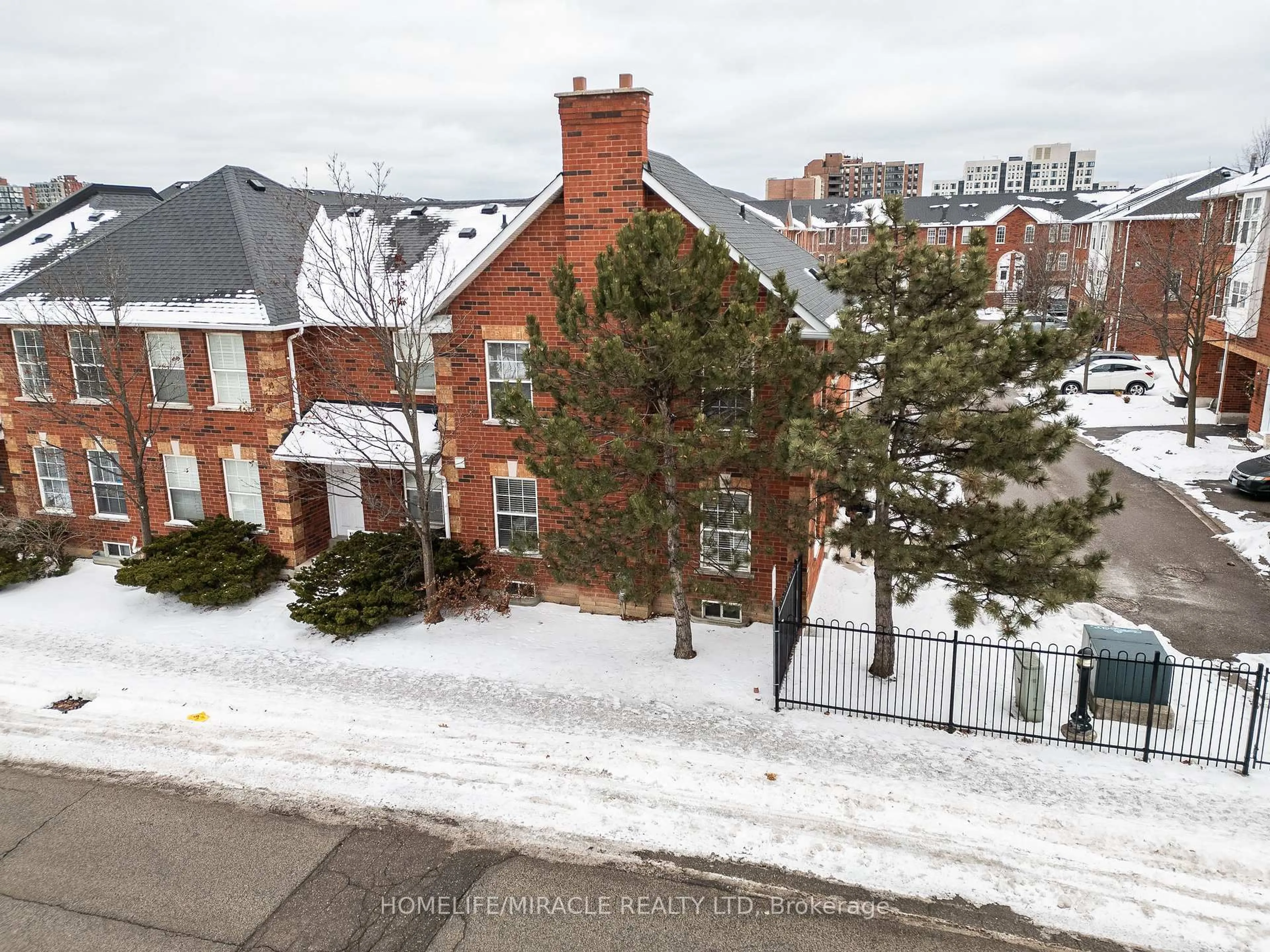 A pic from outside/outdoor area/front of a property/back of a property/a pic from drone, street for 6860 Meadowvale Town Centre Circ #8, Mississauga Ontario L5N 7T4
