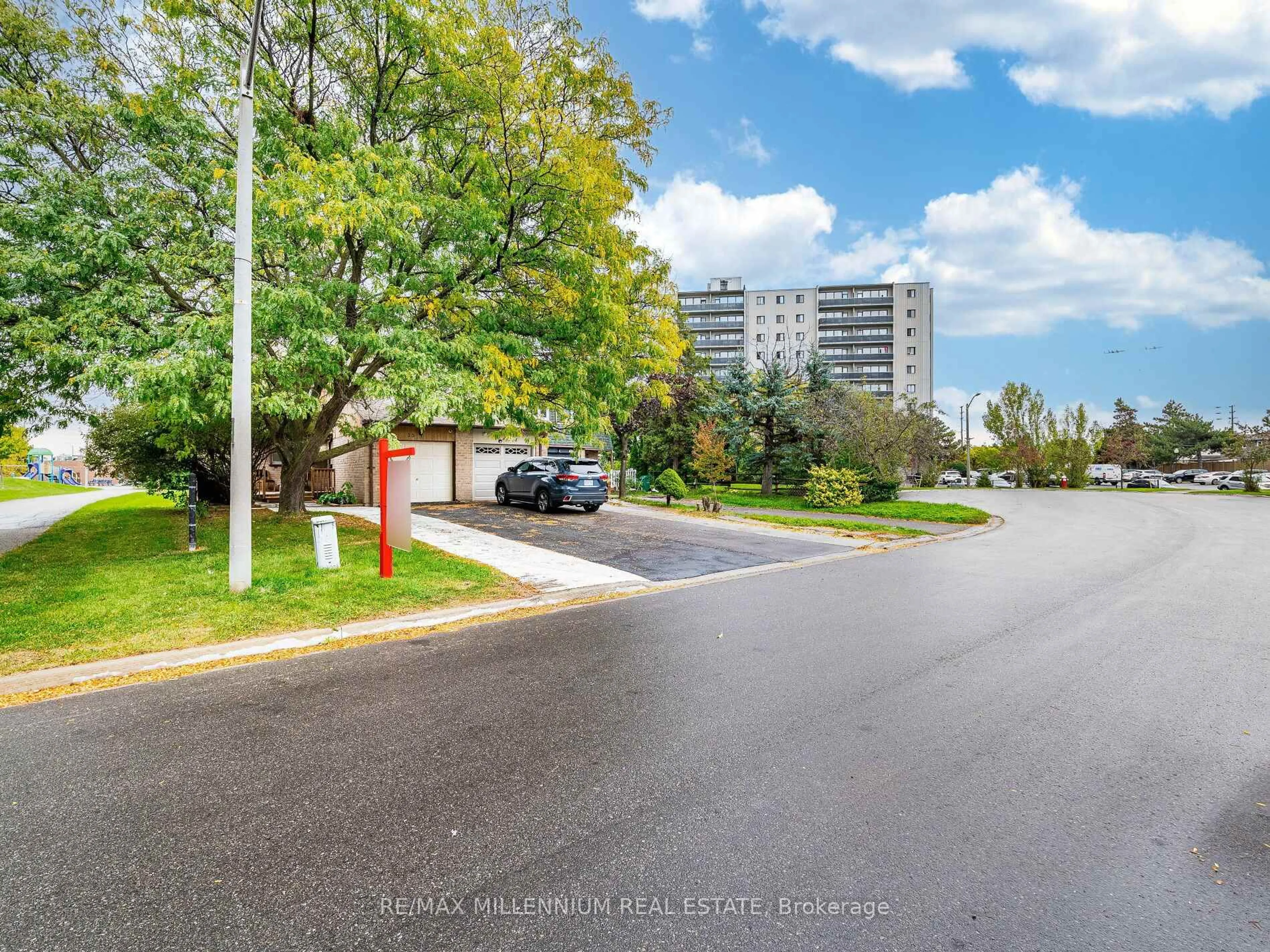 A pic from outside/outdoor area/front of a property/back of a property/a pic from drone, street for 35 Scottsdale Crt, Brampton Ontario L6W 3R8