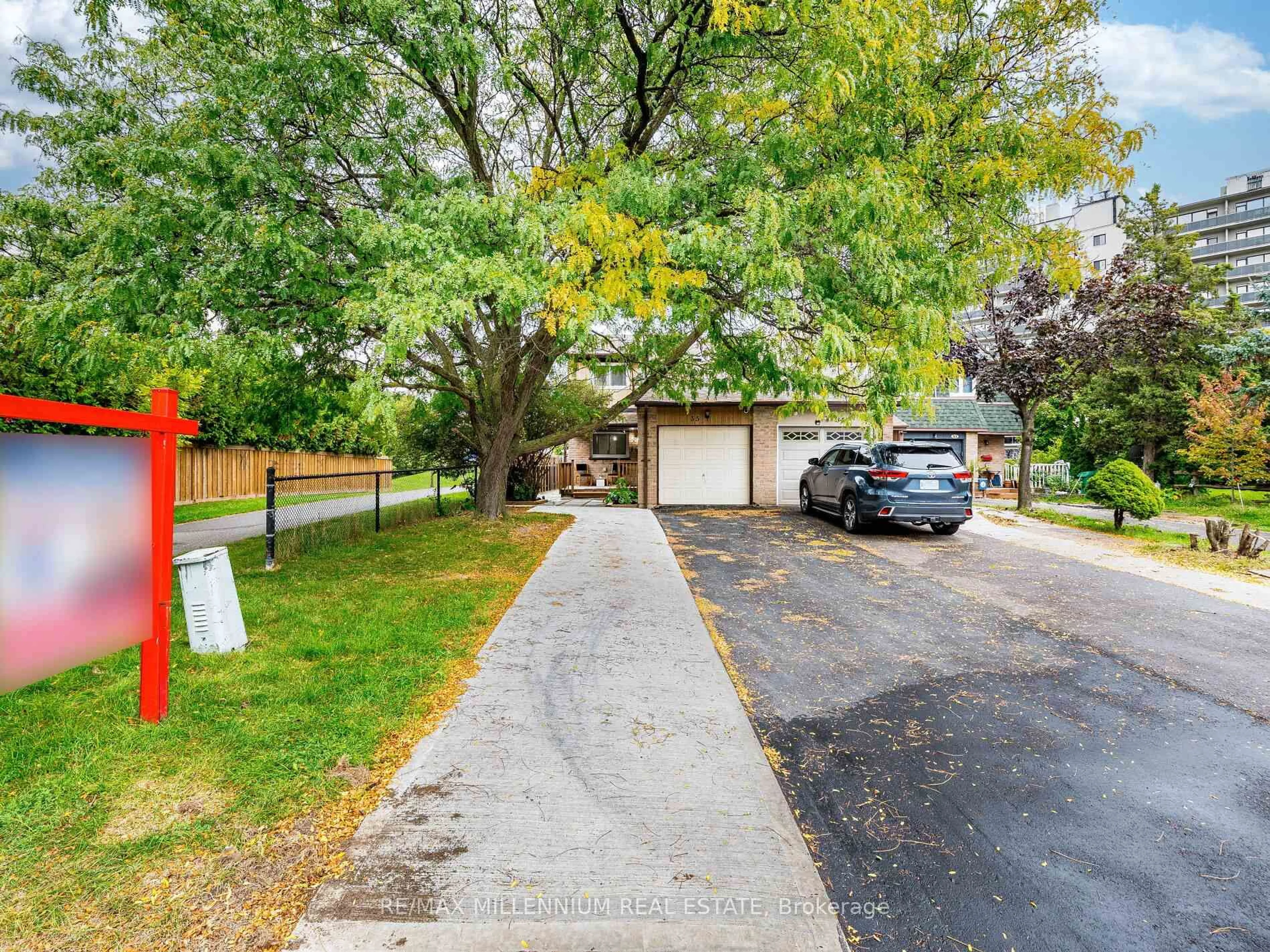 A pic from outside/outdoor area/front of a property/back of a property/a pic from drone, street for 35 Scottsdale Crt, Brampton Ontario L6W 3R8