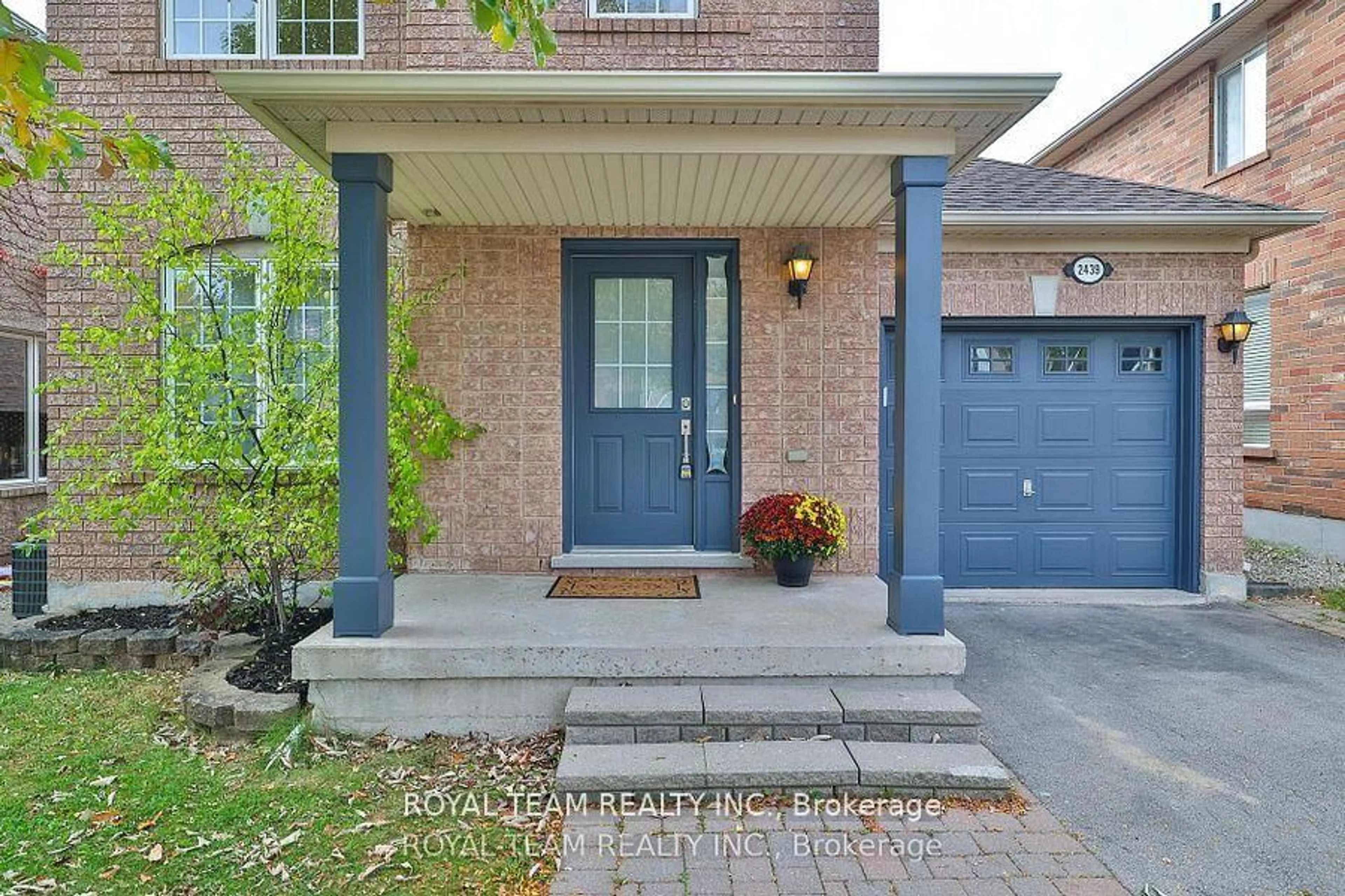 Home with brick exterior material, street for 2439 Hollybrook Dr, Oakville Ontario L6M 4S8