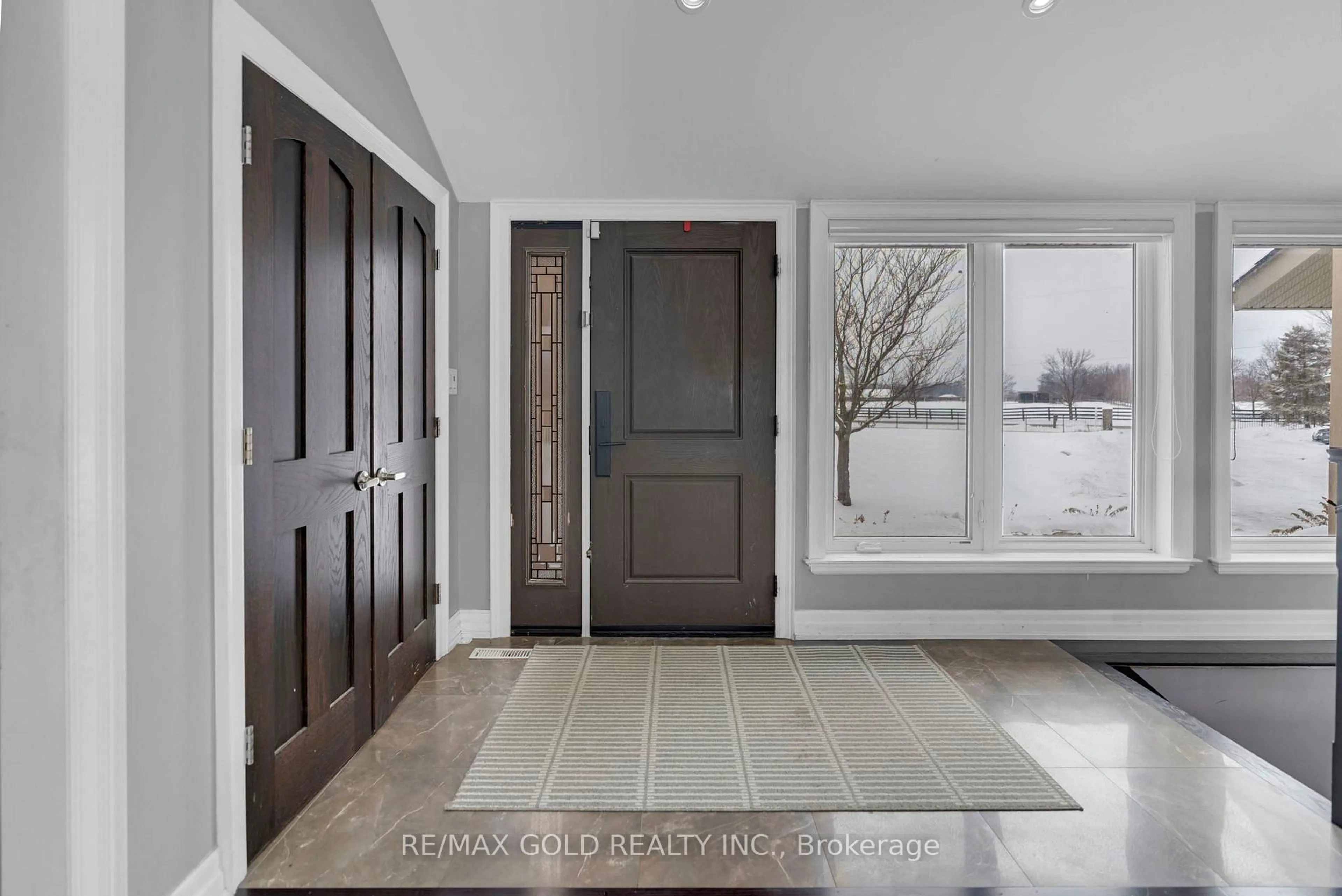 Indoor entryway for 14199 Mclaughlin Rd, Caledon Ontario L7C 2B3