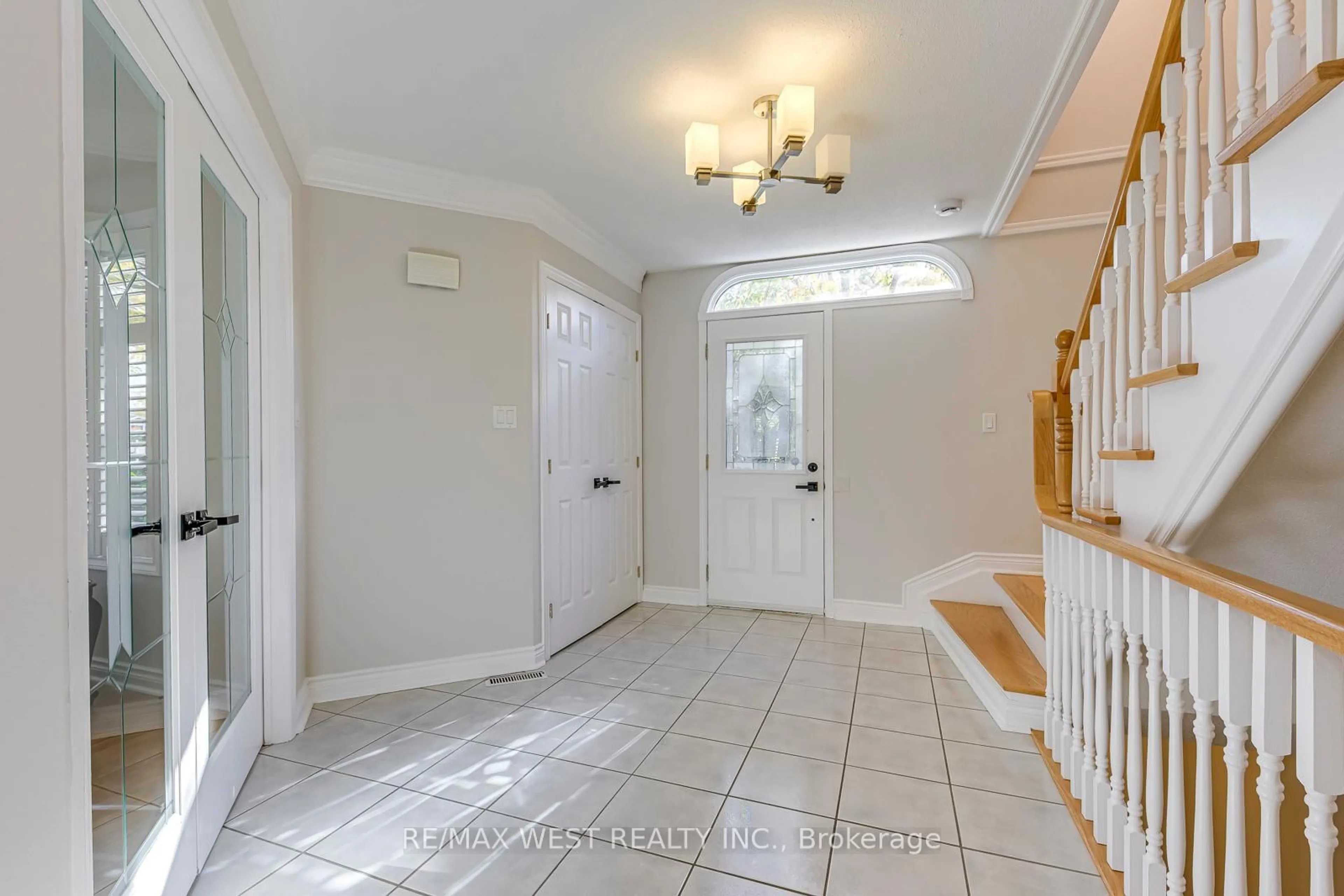 Indoor entryway for 1397 Helen Crt, Oakville Ontario L6L 6J9