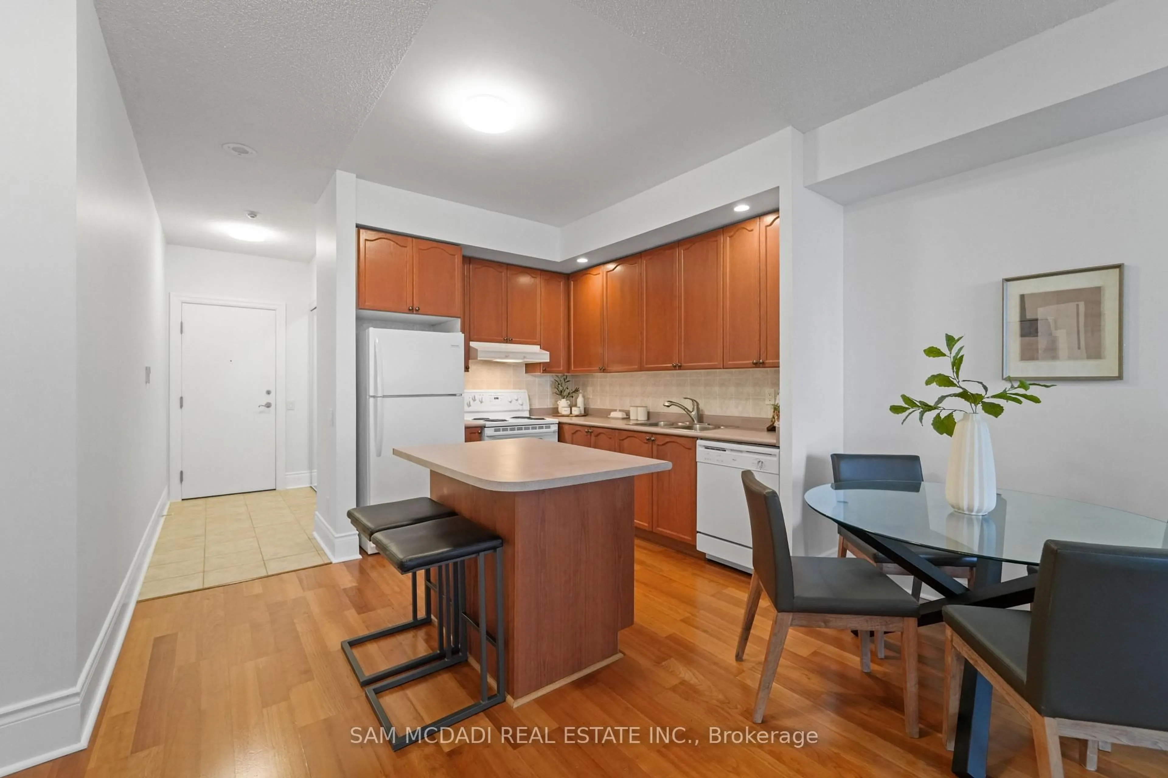 Standard kitchen, unknown for 5229 Dundas St #2002, Toronto Ontario M9B 6L9