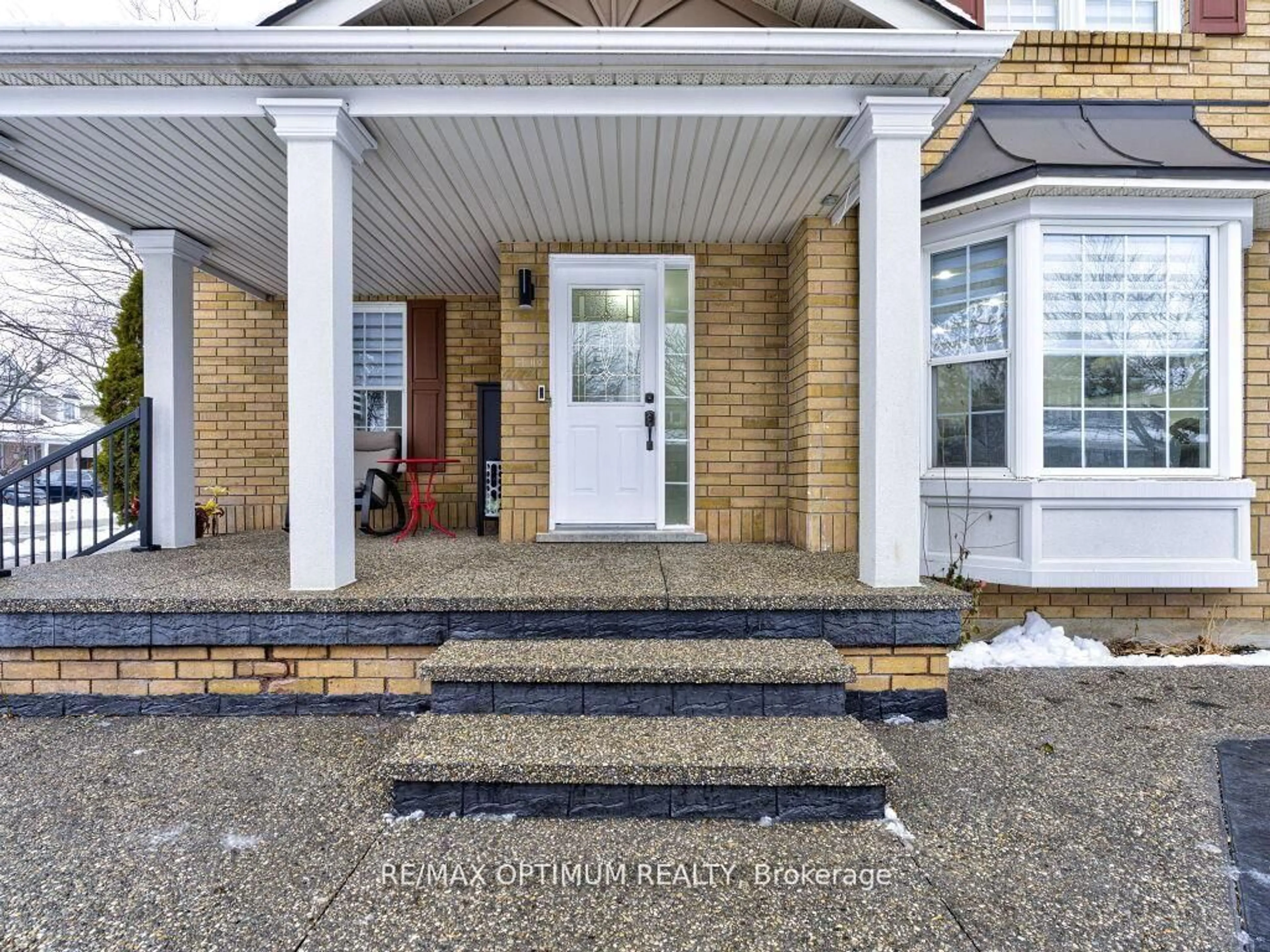 Indoor entryway for 43 Rowland St, Brampton Ontario L7A 1Z9