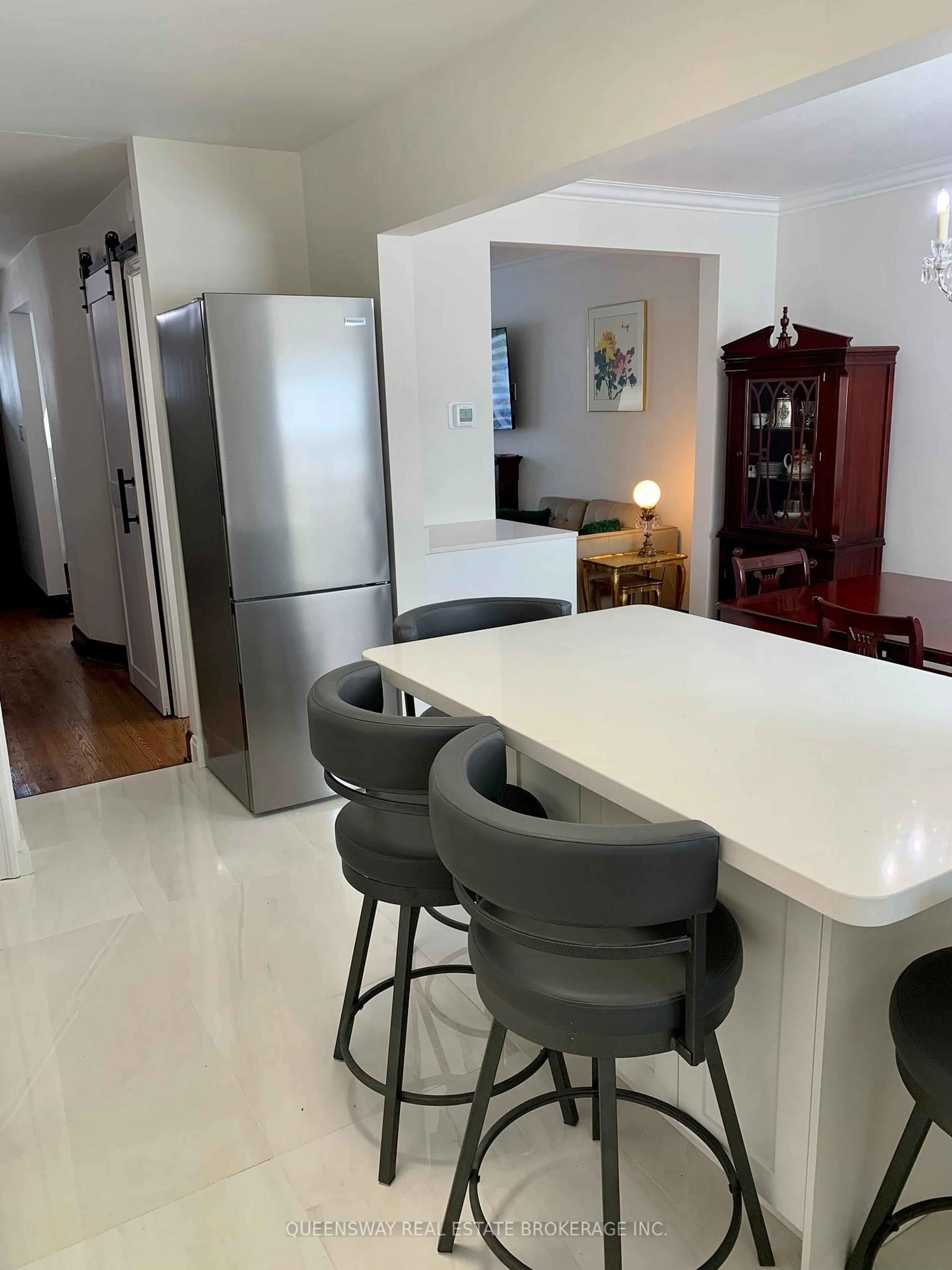 Unknown for 420 Jane St, Toronto Ontario M6S 3Z8