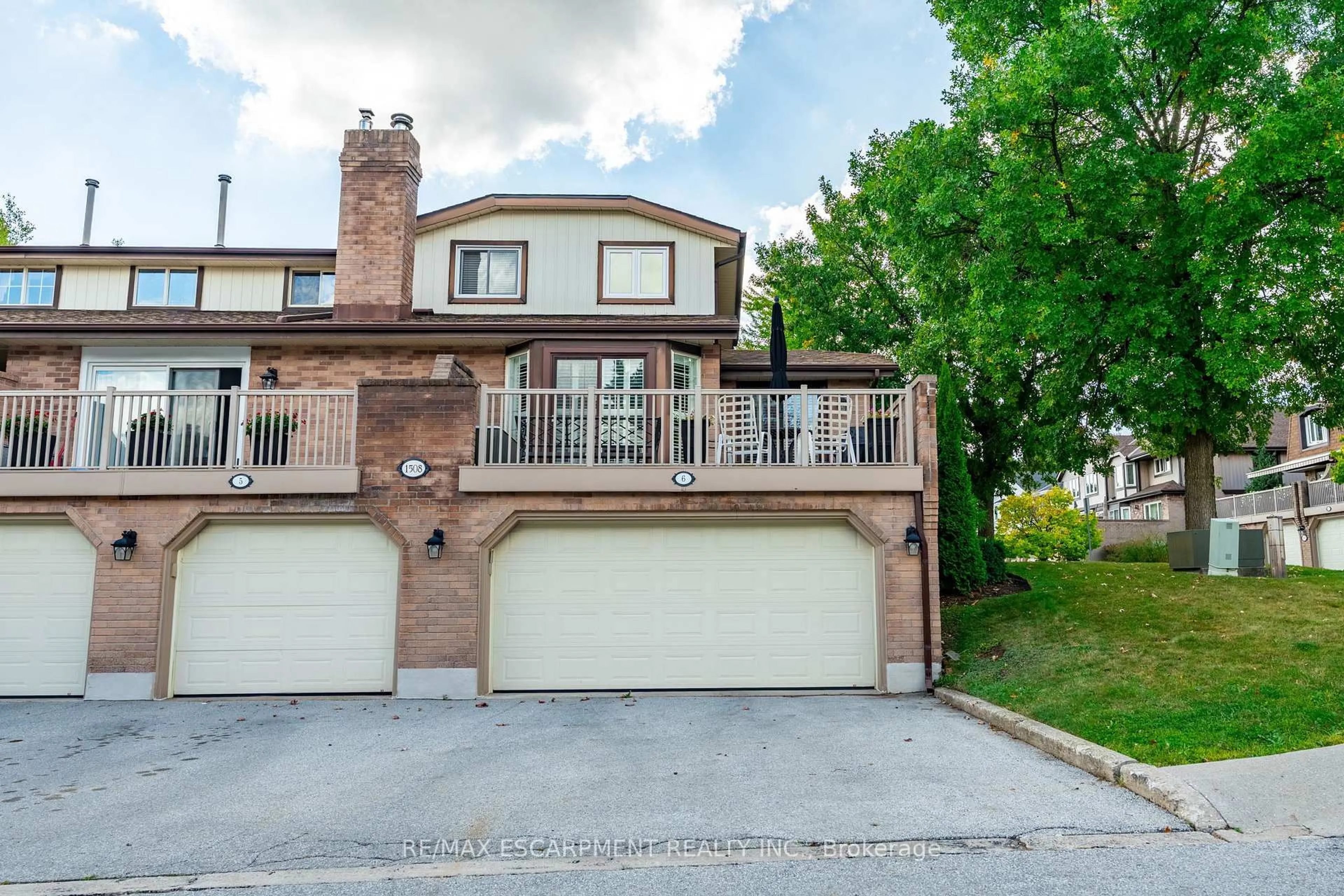 A pic from outside/outdoor area/front of a property/back of a property/a pic from drone, street for 1508 Upper Middle Rd #6, Burlington Ontario L7P 4M5