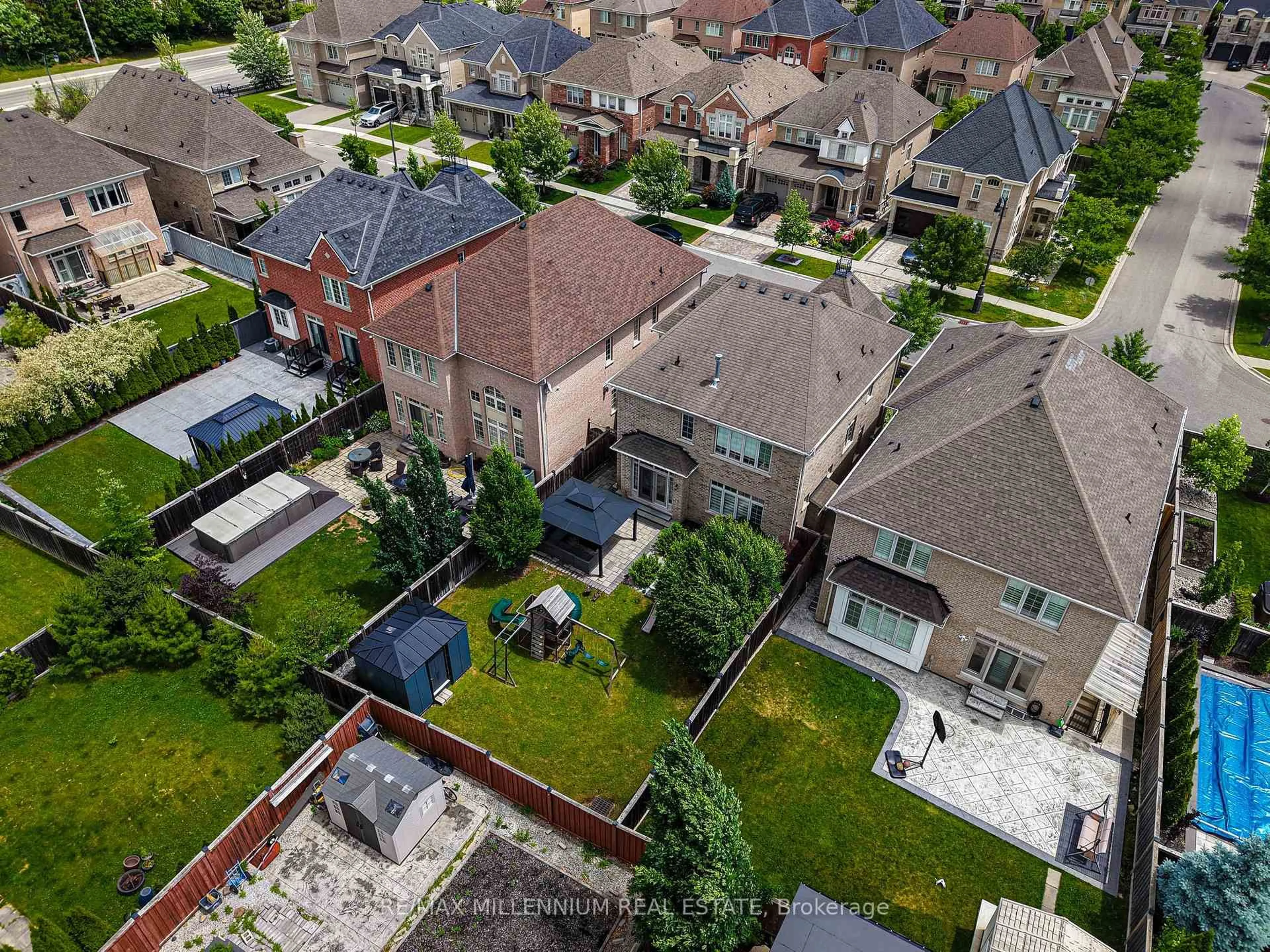 A pic from outside/outdoor area/front of a property/back of a property/a pic from drone, street for 51 Legendary Circ, Brampton Ontario L6Y 0S1