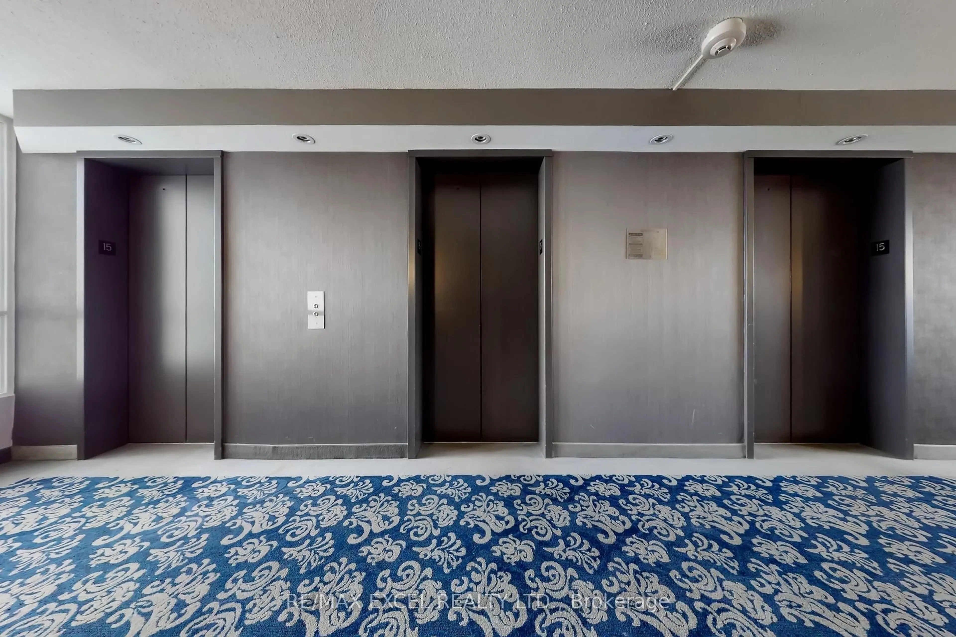 Indoor foyer for 4460 Tucana Crt #1505, Mississauga Ontario L5R 3K9