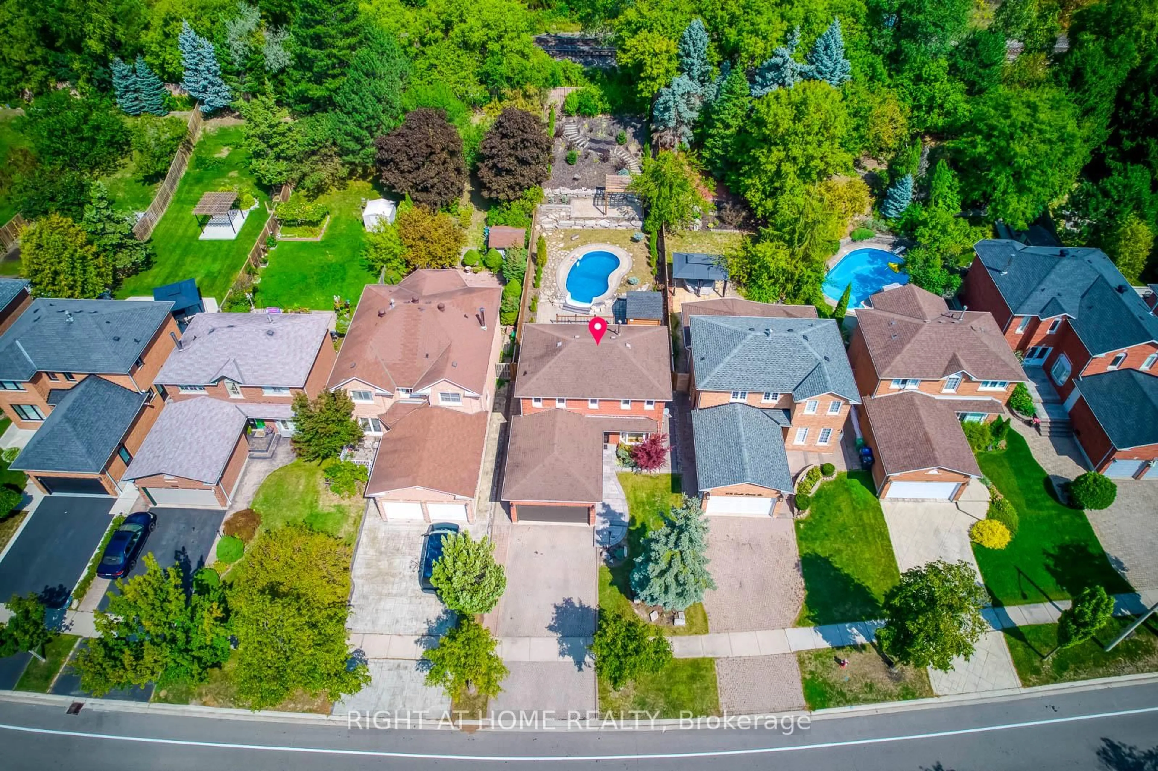 A pic from outside/outdoor area/front of a property/back of a property/a pic from drone, street for 4230 Credit Pointe Dr, Mississauga Ontario L5M 3K2