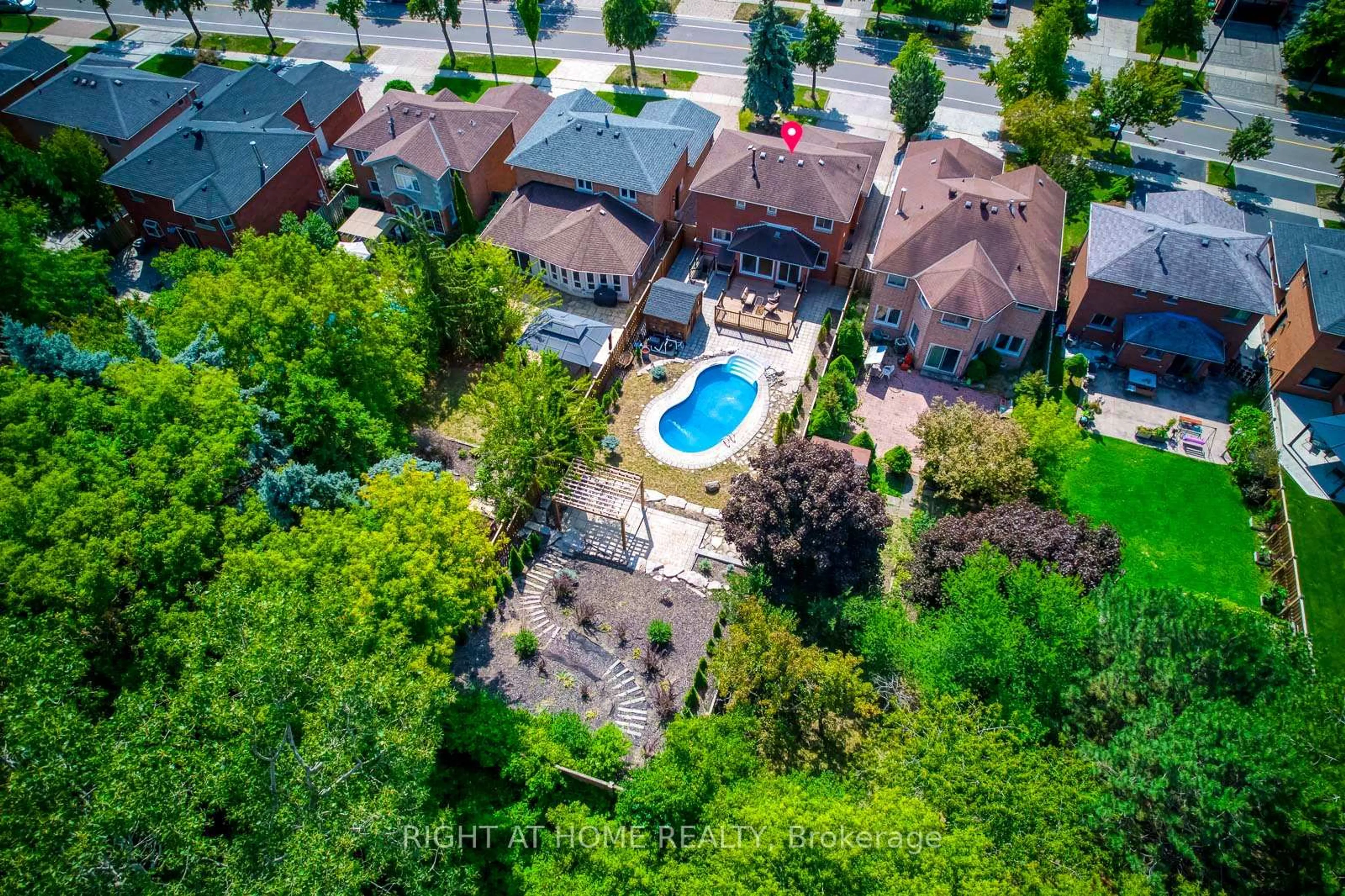 A pic from outside/outdoor area/front of a property/back of a property/a pic from drone, street for 4230 Credit Pointe Dr, Mississauga Ontario L5M 3K2