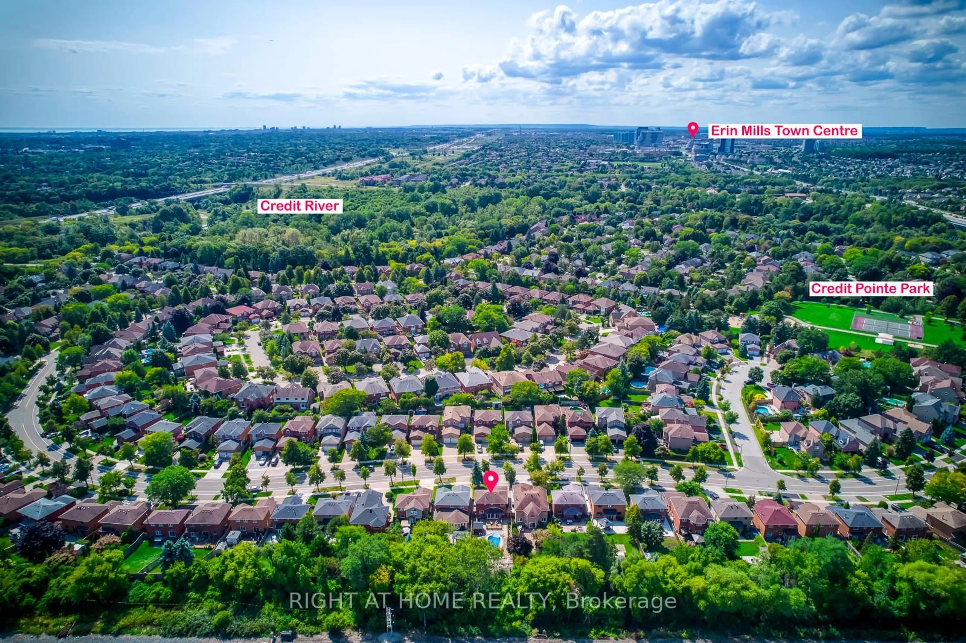 A pic from outside/outdoor area/front of a property/back of a property/a pic from drone, street for 4230 Credit Pointe Dr, Mississauga Ontario L5M 3K2