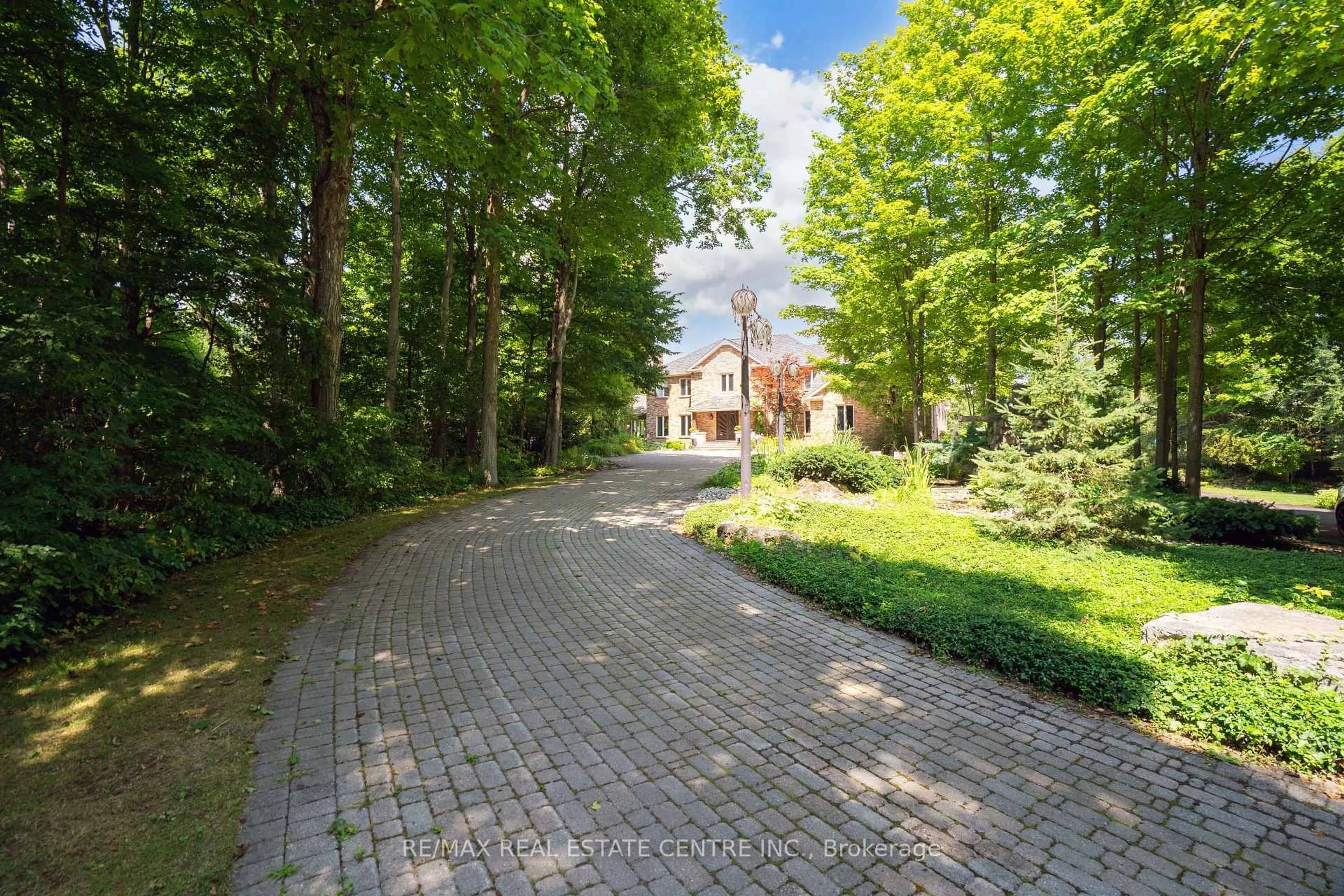 Patio, street for 13701 fourth line nassagaweya, Milton Ontario N0B 2K0