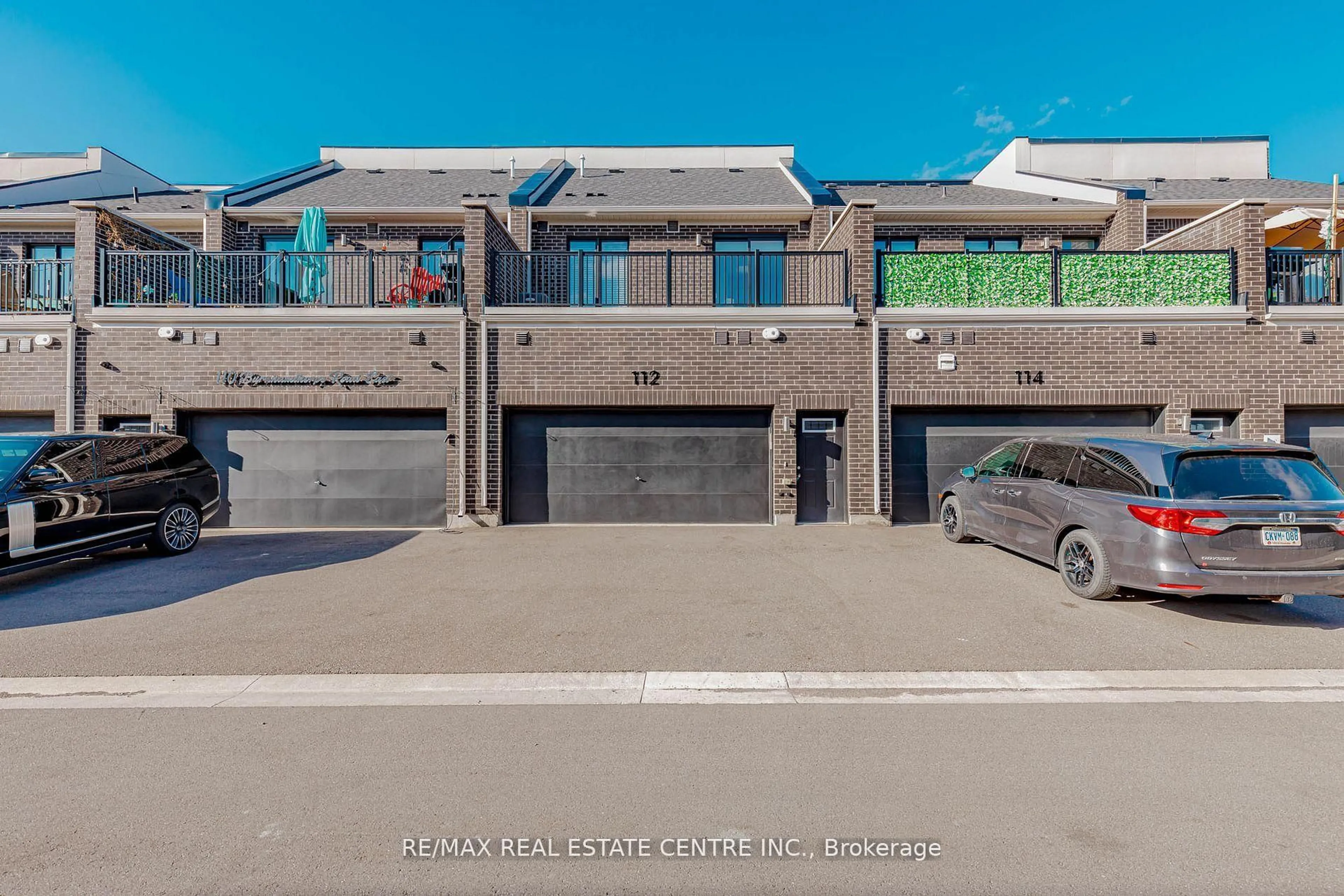 A pic from outside/outdoor area/front of a property/back of a property/a pic from drone, street for 112 Burnhamthorpe Rd, Oakville Ontario L6H 0X8