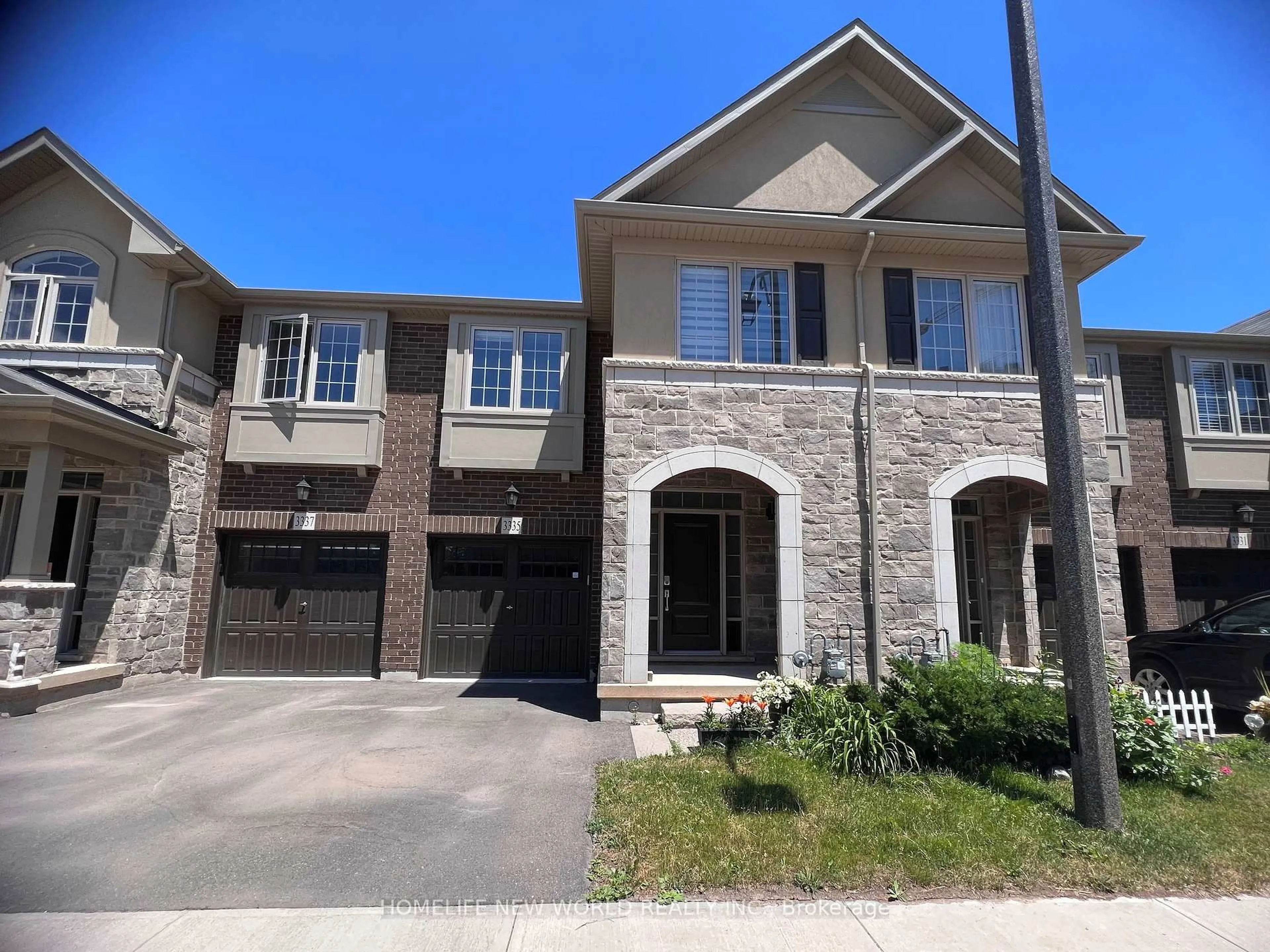 Home with brick exterior material, street for 3335 Mockingbird Common, Oakville Ontario L6H 0X1
