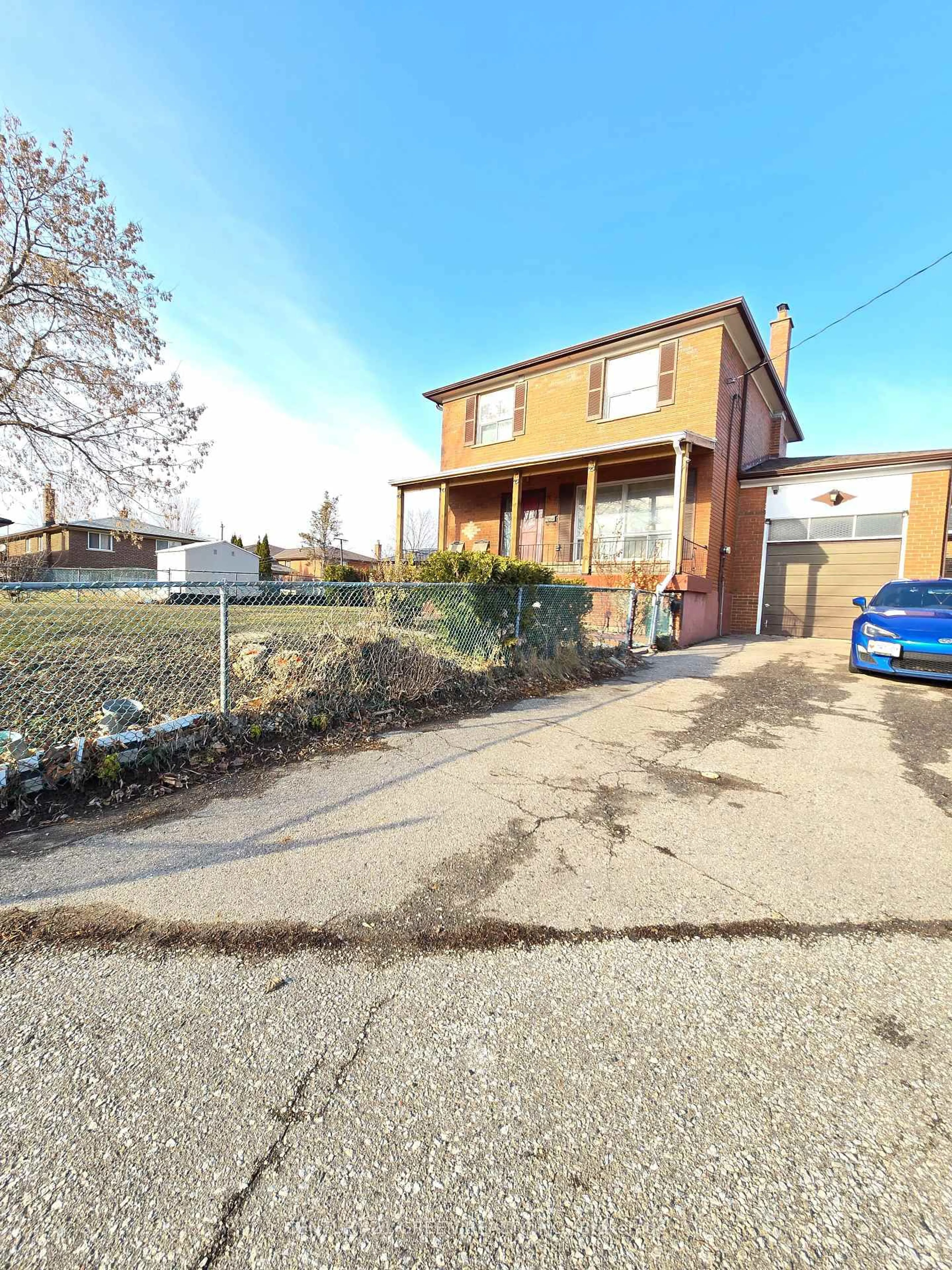 A pic from outside/outdoor area/front of a property/back of a property/a pic from drone, street for 35 York St, Mississauga Ontario L4T 3M4