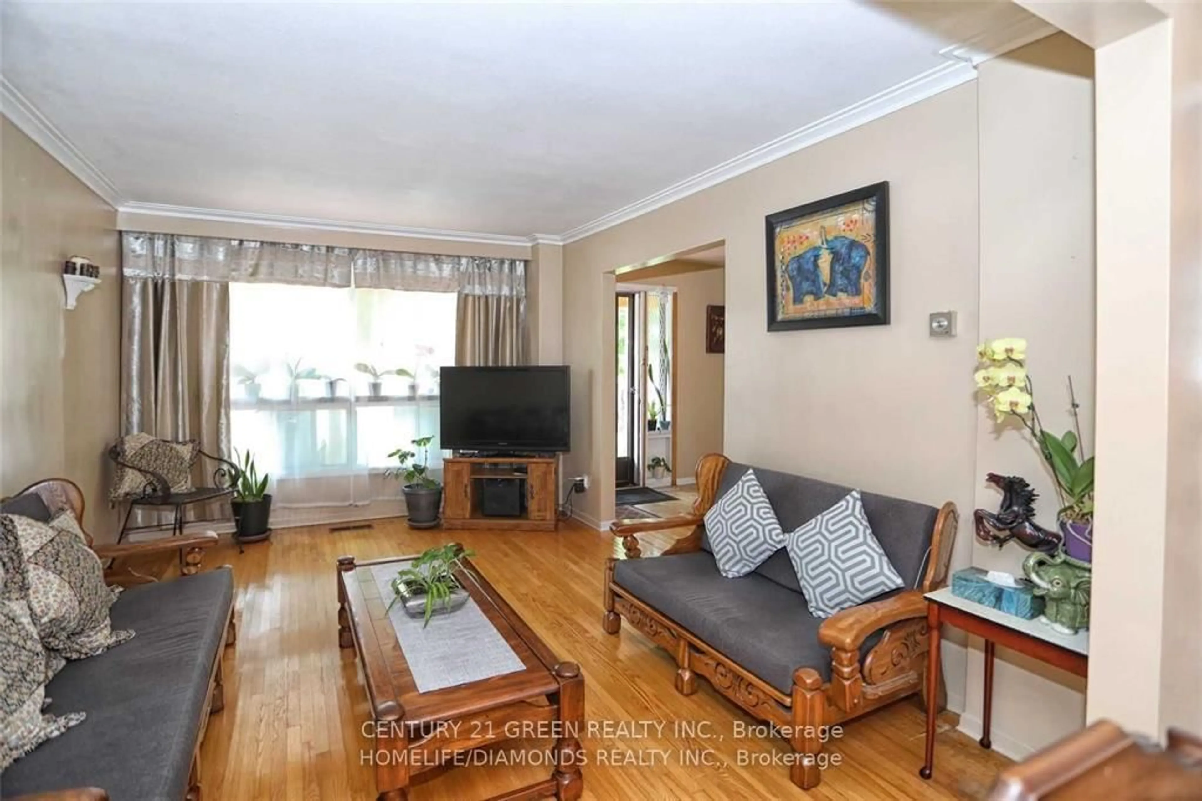 Living room with furniture, wood/laminate floor for 35 York St, Mississauga Ontario L4T 3M4