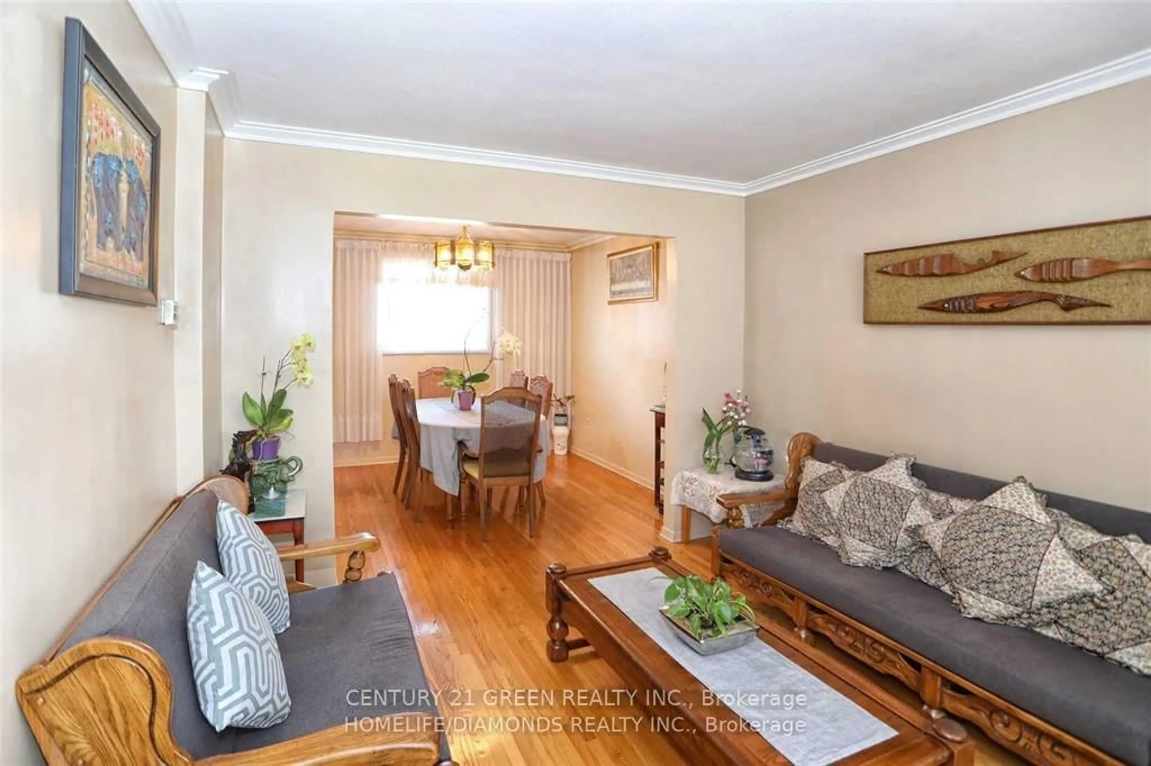 Living room with furniture, wood/laminate floor for 35 York St, Mississauga Ontario L4T 3M4