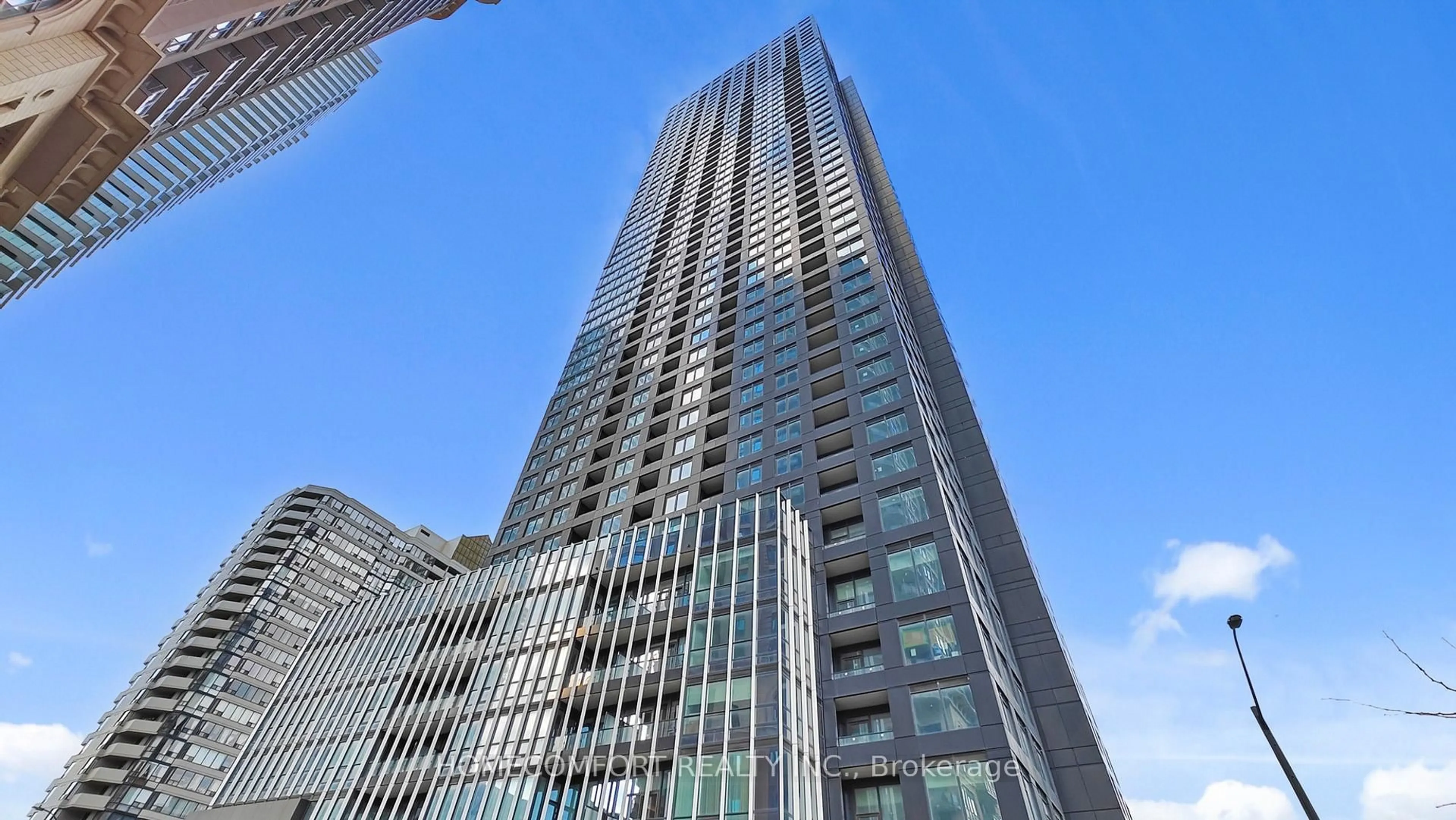 Indoor foyer for 395 Square One Dr #3807, Mississauga Ontario L5B 0P6