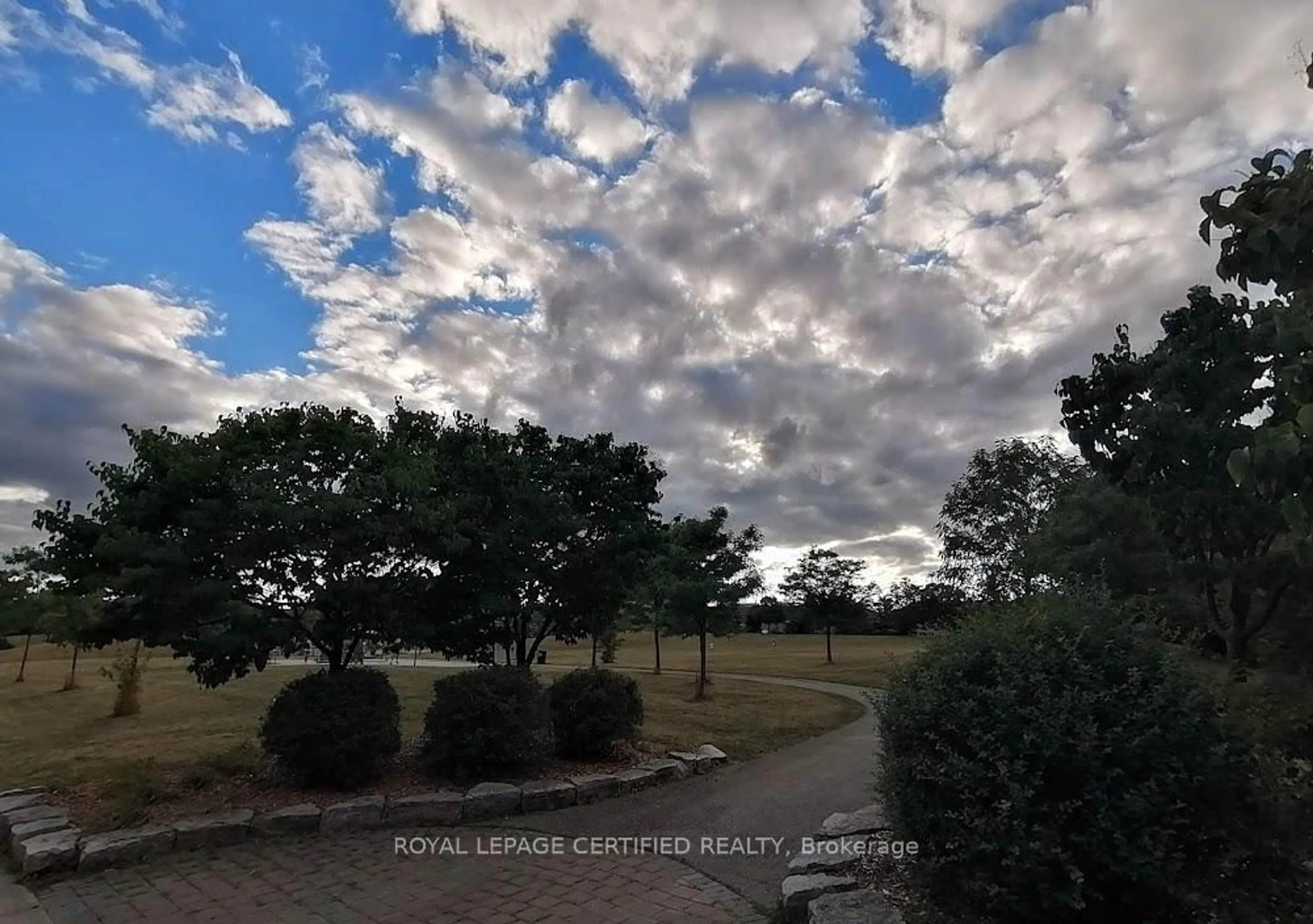 A pic from outside/outdoor area/front of a property/back of a property/a pic from drone, forest/trees view for 5126 Des Jardines Dr, Burlington Ontario L7L 6L7