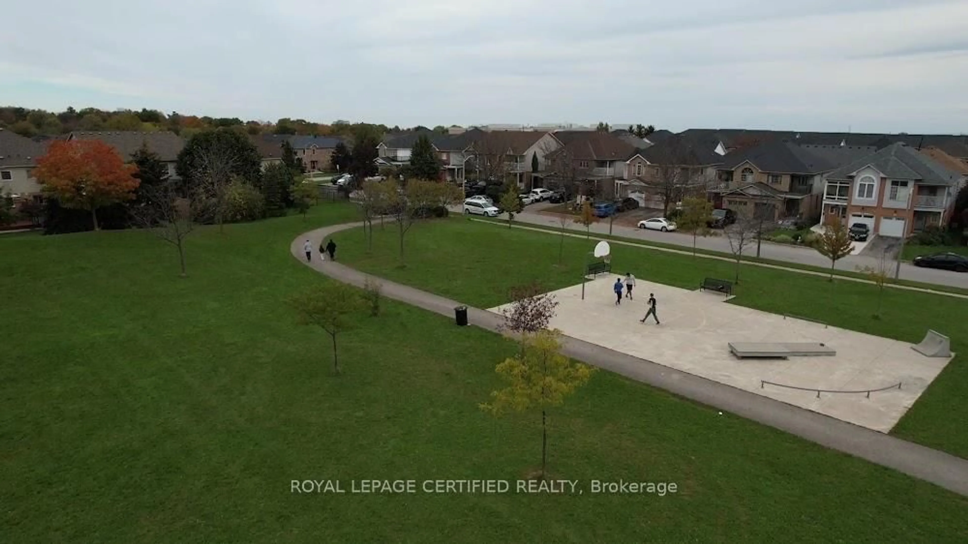 A pic from outside/outdoor area/front of a property/back of a property/a pic from drone, street for 5126 Des Jardines Dr, Burlington Ontario L7L 6L7