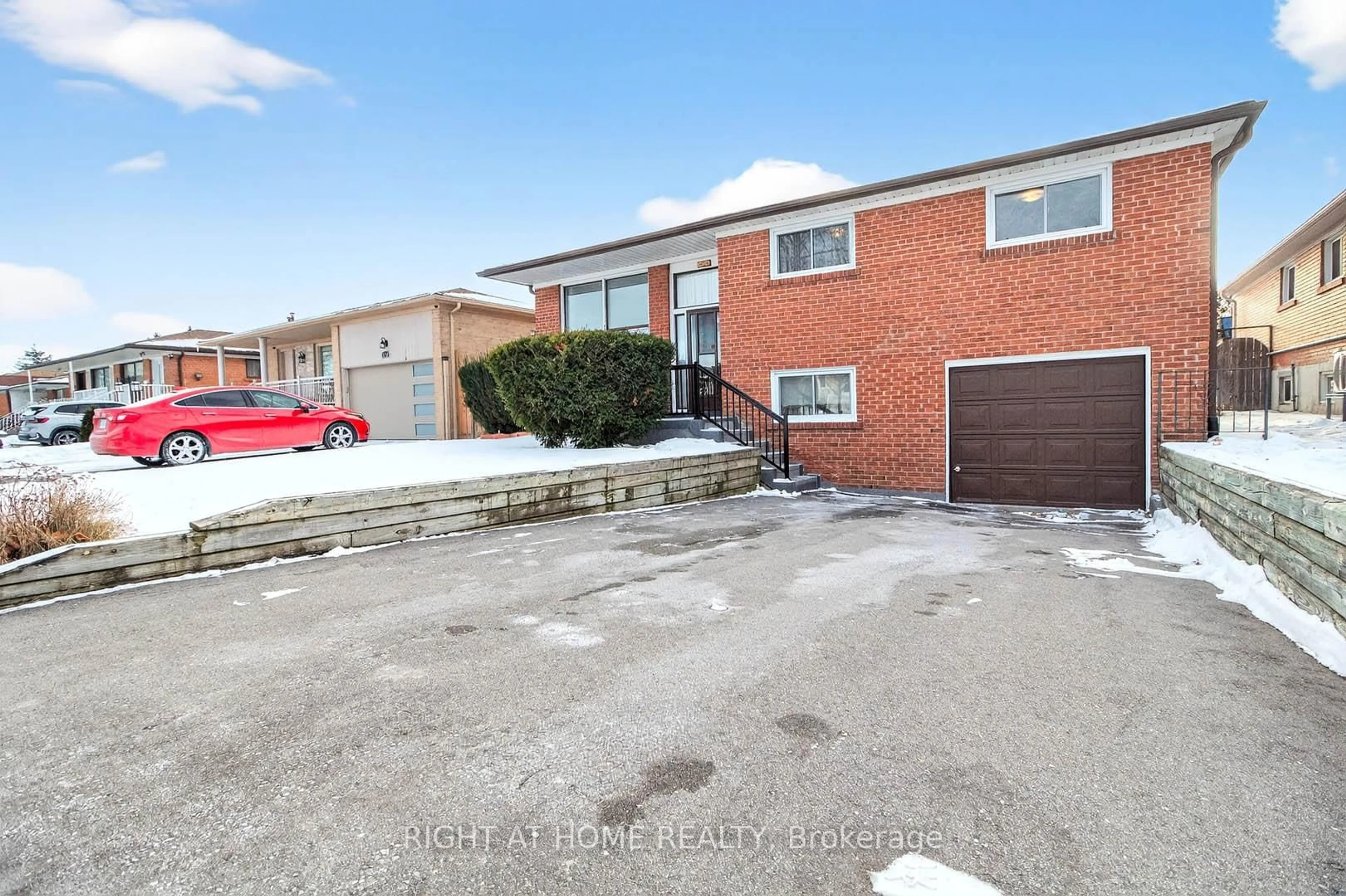 A pic from outside/outdoor area/front of a property/back of a property/a pic from drone, street for 7524 Wrenwood Cres, Mississauga Ontario L4T 2V7