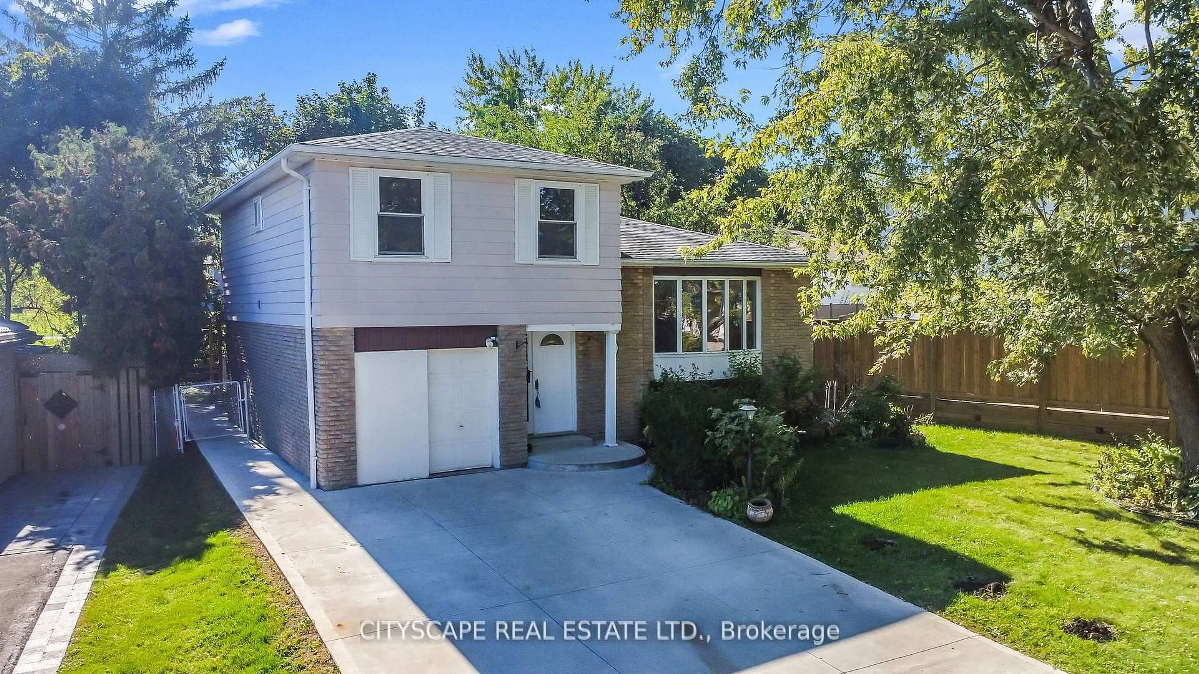 Home with brick exterior material, street for 3 Geneva Cres, Brampton Ontario L6S 1K7