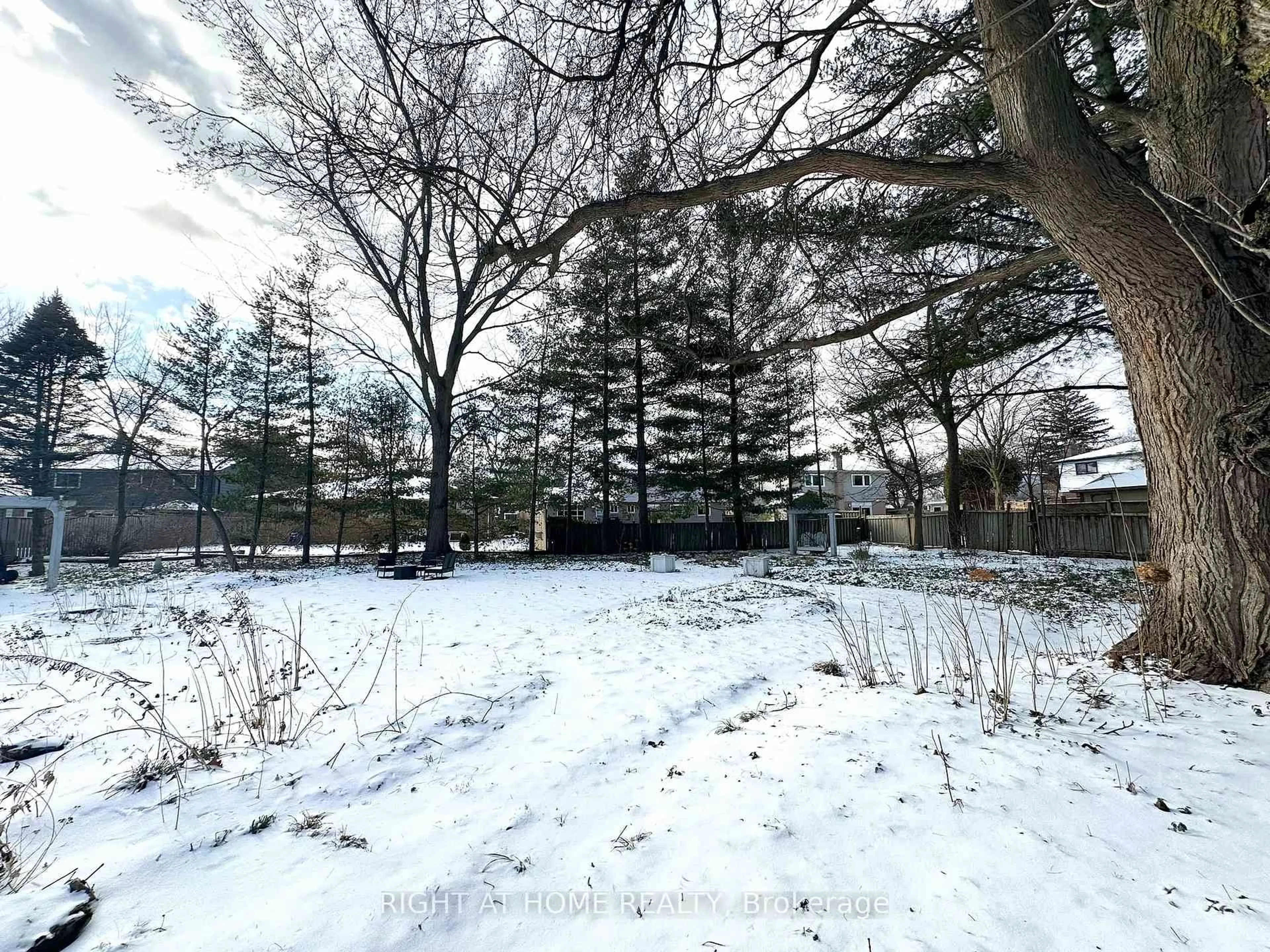 Blurry image for 772 Wylan Crt, Mississauga Ontario L5J 2T5