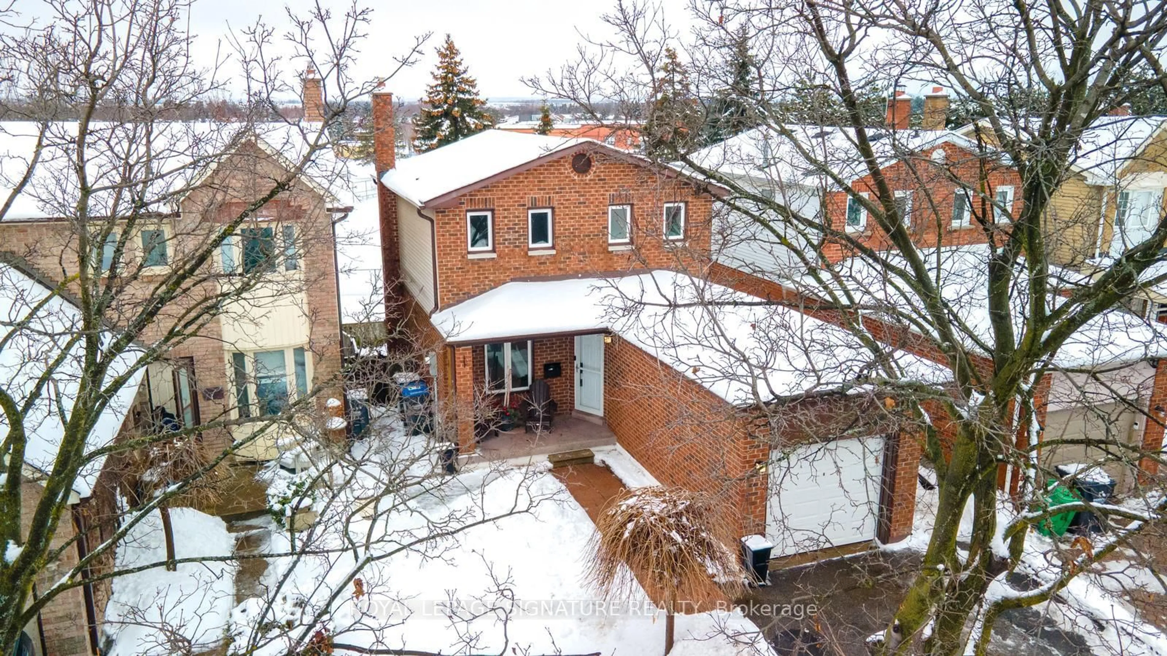 A pic from outside/outdoor area/front of a property/back of a property/a pic from drone, building for 36 Rawling Cres, Brampton Ontario L6Z 1N8